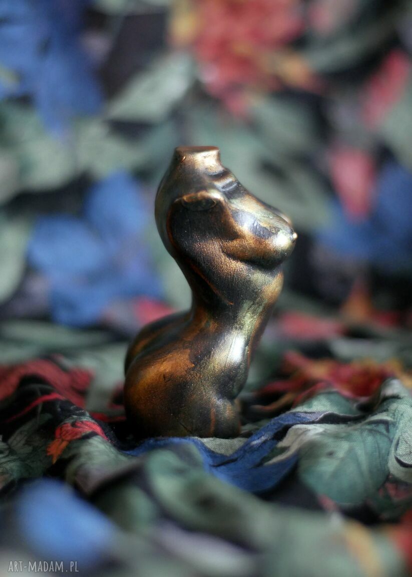 Kobieta w metalicznym zielonym i złocie - rzeźba z gipsu, wys. 9 cm