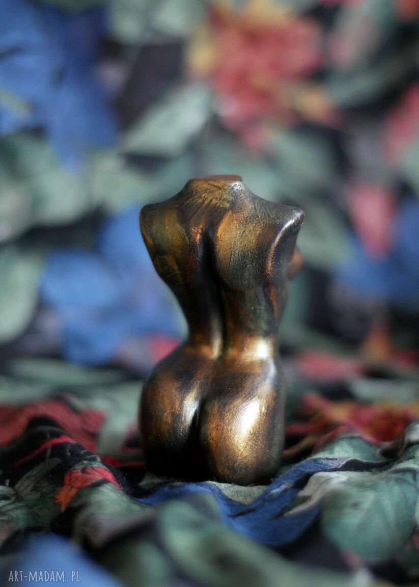 Kobieta w metalicznym zielonym i złocie - rzeźba z gipsu, wys. 9 cm