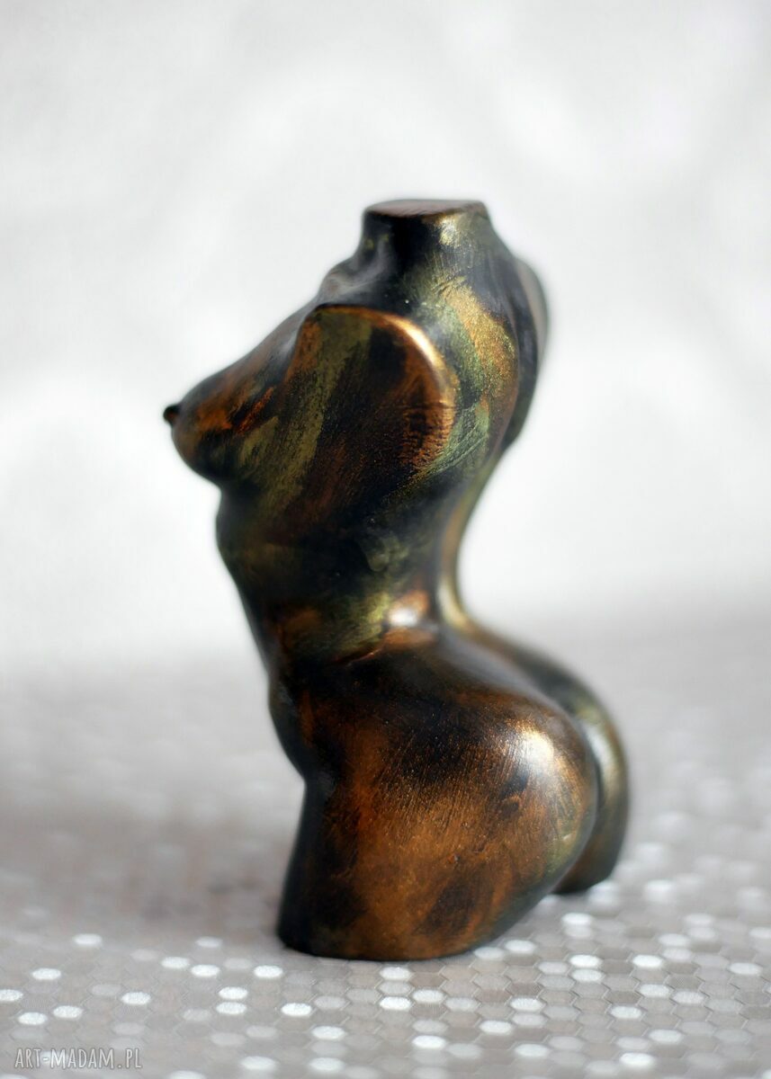 Kobieta w metalicznym zielonym i złocie - rzeźba z gipsu, wys. 9 cm