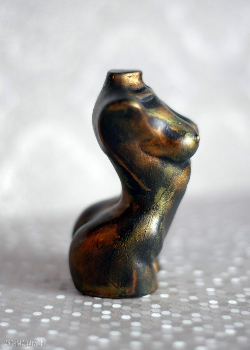 Kobieta w metalicznym zielonym i złocie - rzeźba z gipsu, wys. 9 cm