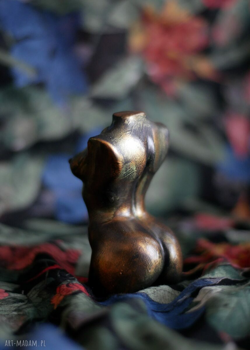 Kobieta w metalicznym zielonym i złocie - rzeźba z gipsu, wys. 9 cm