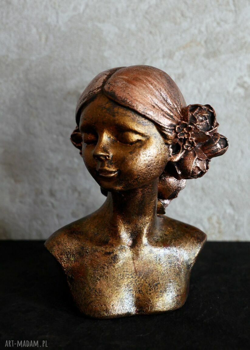 Ręcznie robiona rzeźba kobieca: kobieta z różanymi włosami i kwiatami, 9,8 cm