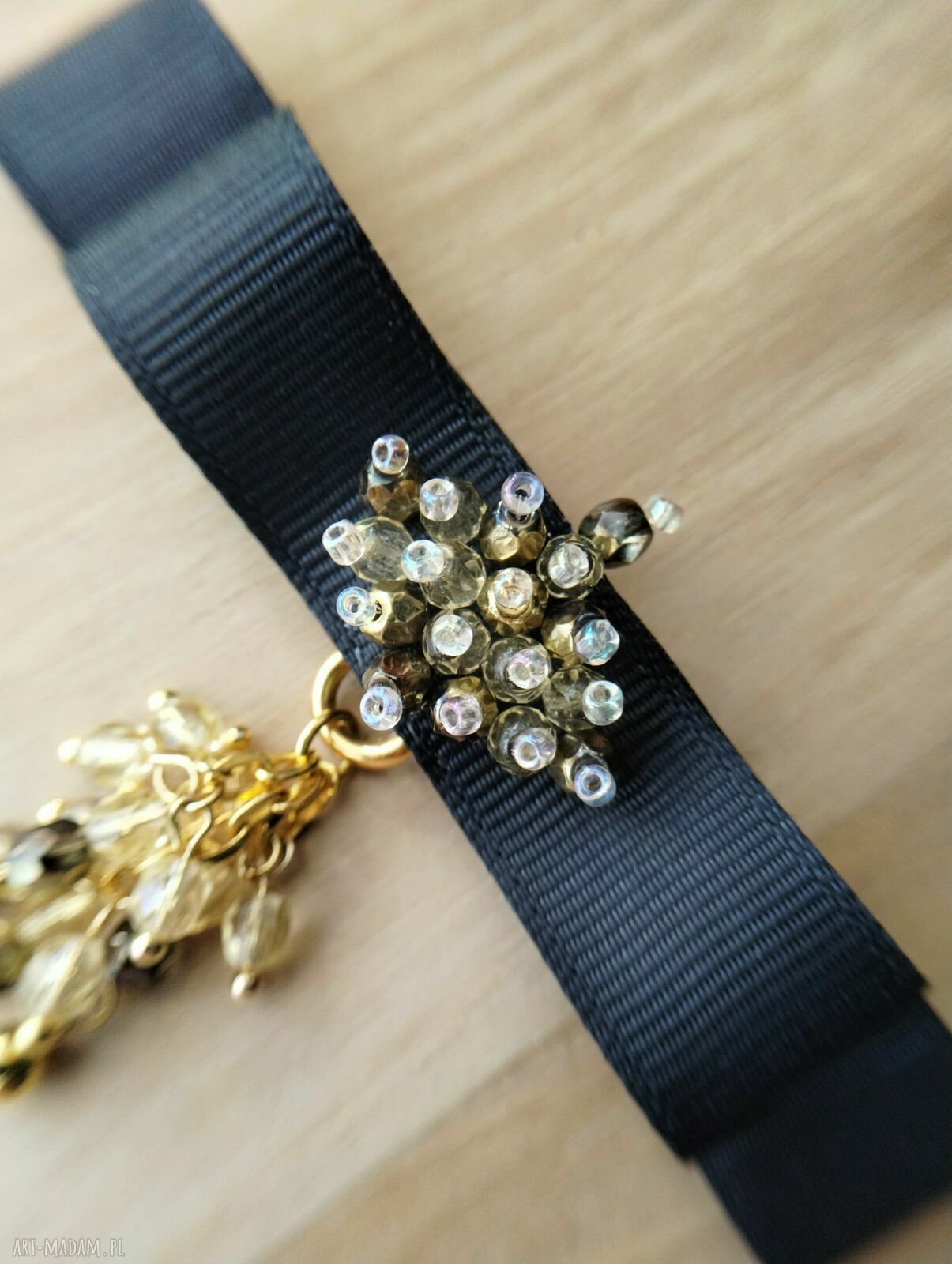 Czarna broszka kokarda z koralikami - elegancki dodatek handmade
