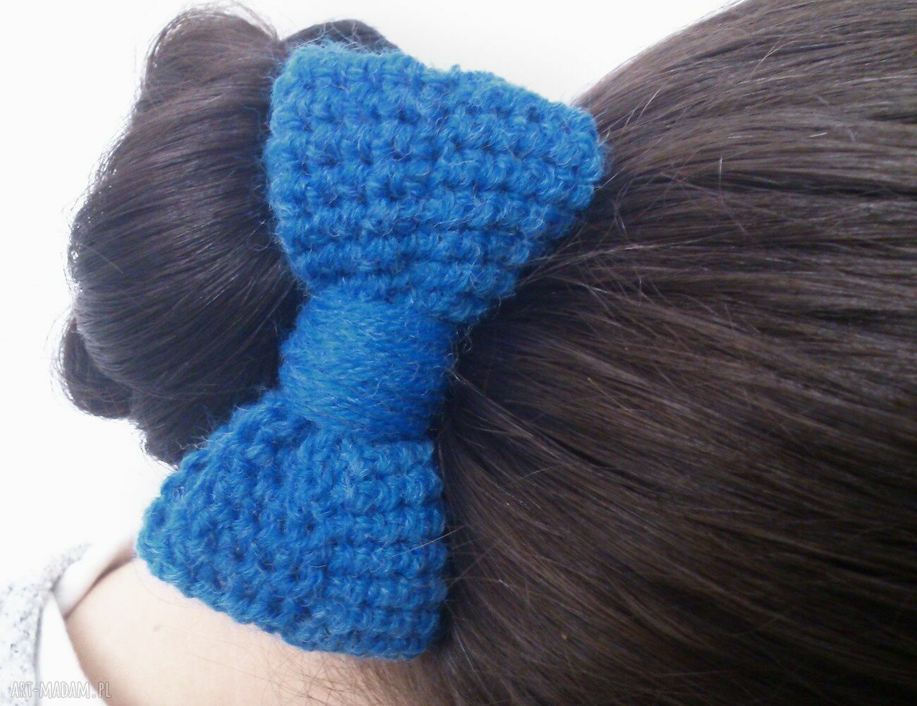 Niebieska kokarda na gumce - ozdoba do włosów handmade z wełny