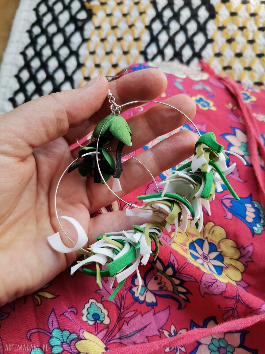 Kolczyki koła zielono-białe w stylu folk boho - lekkie i efektowne