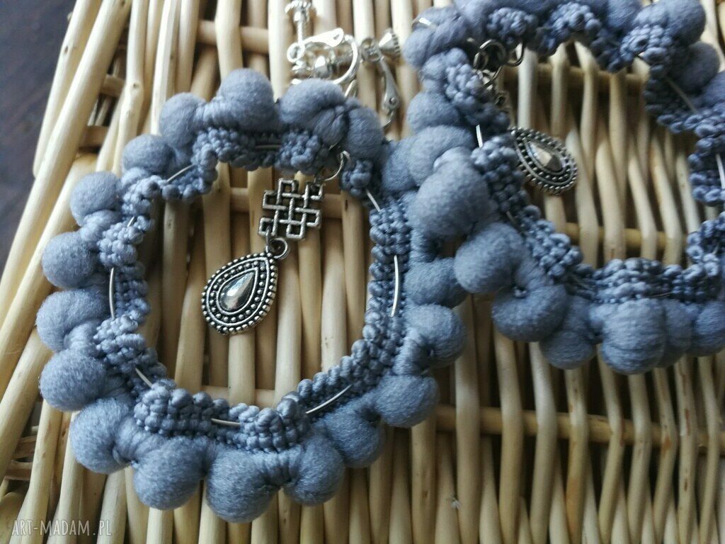 Klipsy koła szare etno boho z pomponami - duże 8 cm