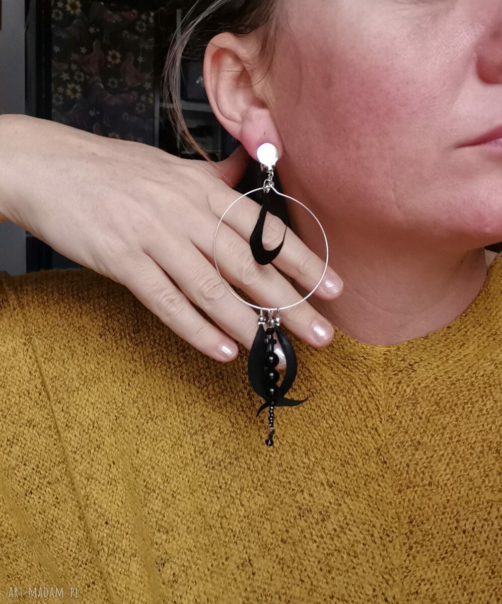 Klipsy koła z czarnymi piórami w stylu boho etno Frida