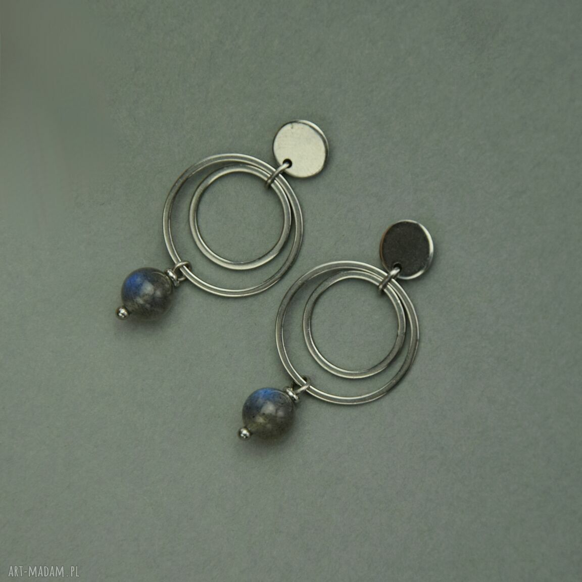 Ręcznie robione kolczyki koła z labradorytem - stal chirurgiczna (wire wrapping)