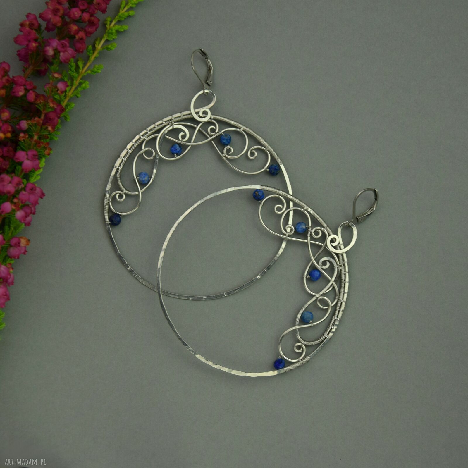 Kolczyki koła z lapis lazuli wykonane techniką wire wrapping