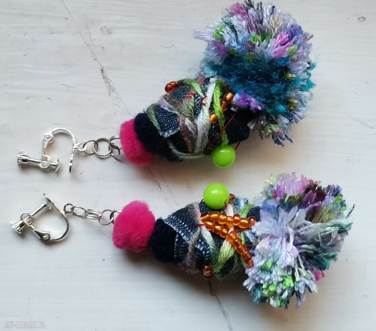 Klipsy koła boho etno - lekkie, duże z kolorowymi pomponami Ruda Klara