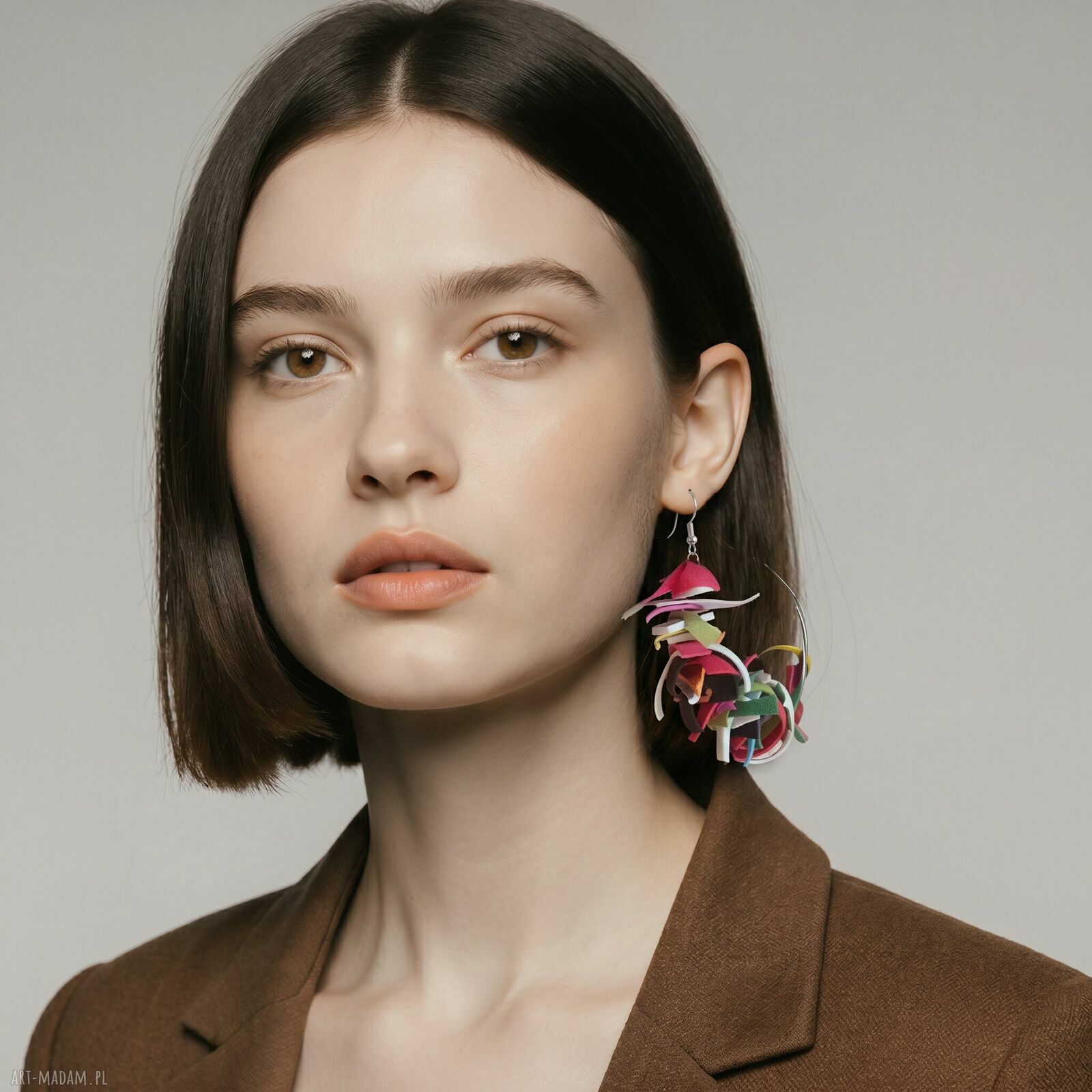 Kolczyki koła kolorowe i lekkie w stylu boho - z piórkami