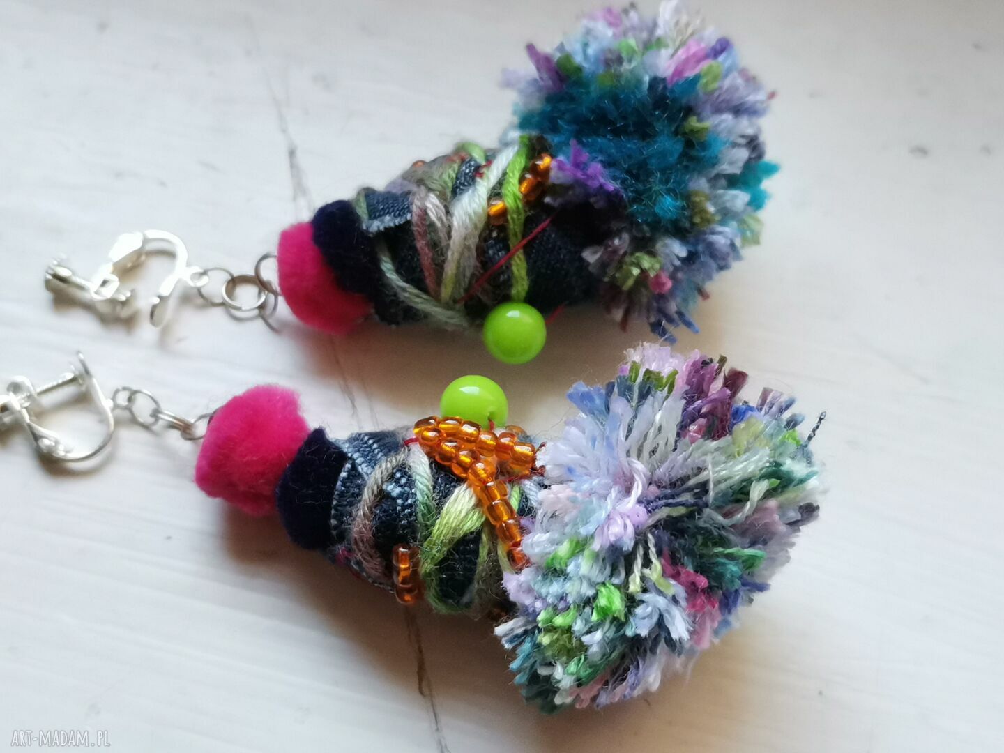 Klipsy koła boho etno - lekkie, duże z kolorowymi pomponami Ruda Klara