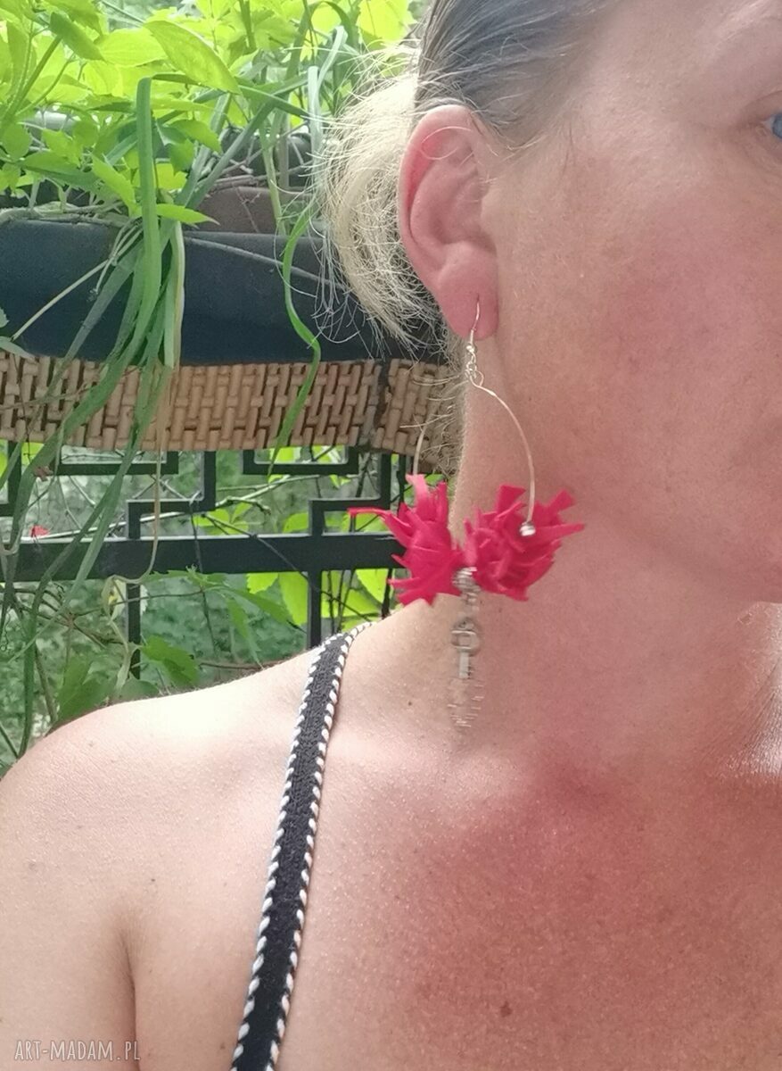 Kolczyki koła lekkie boho folk - czerwone frędzle