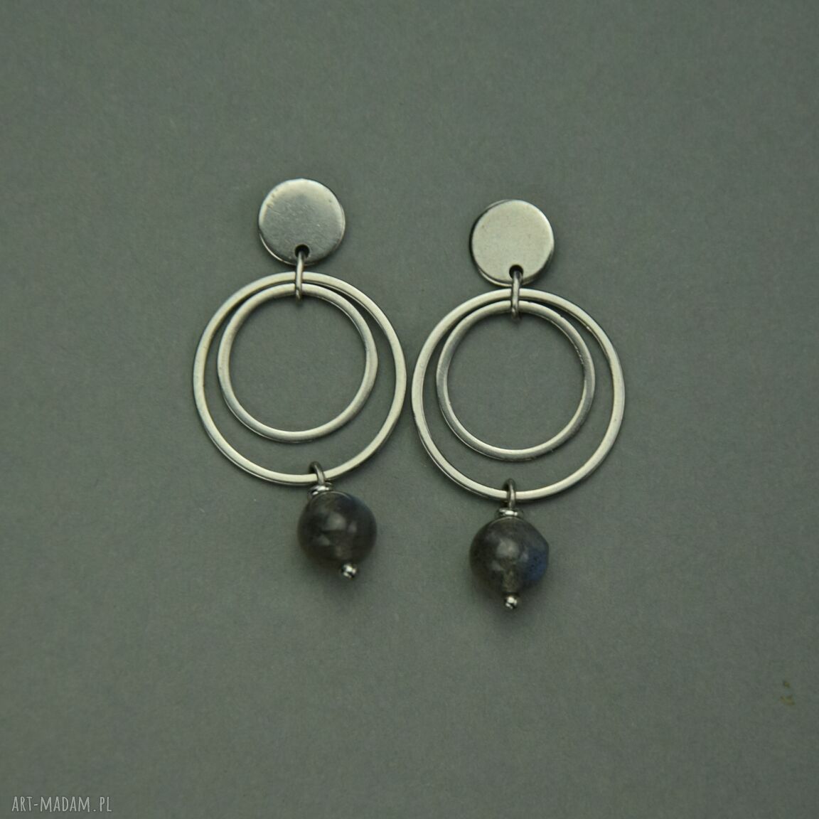 Ręcznie robione kolczyki koła z labradorytem - stal chirurgiczna (wire wrapping)