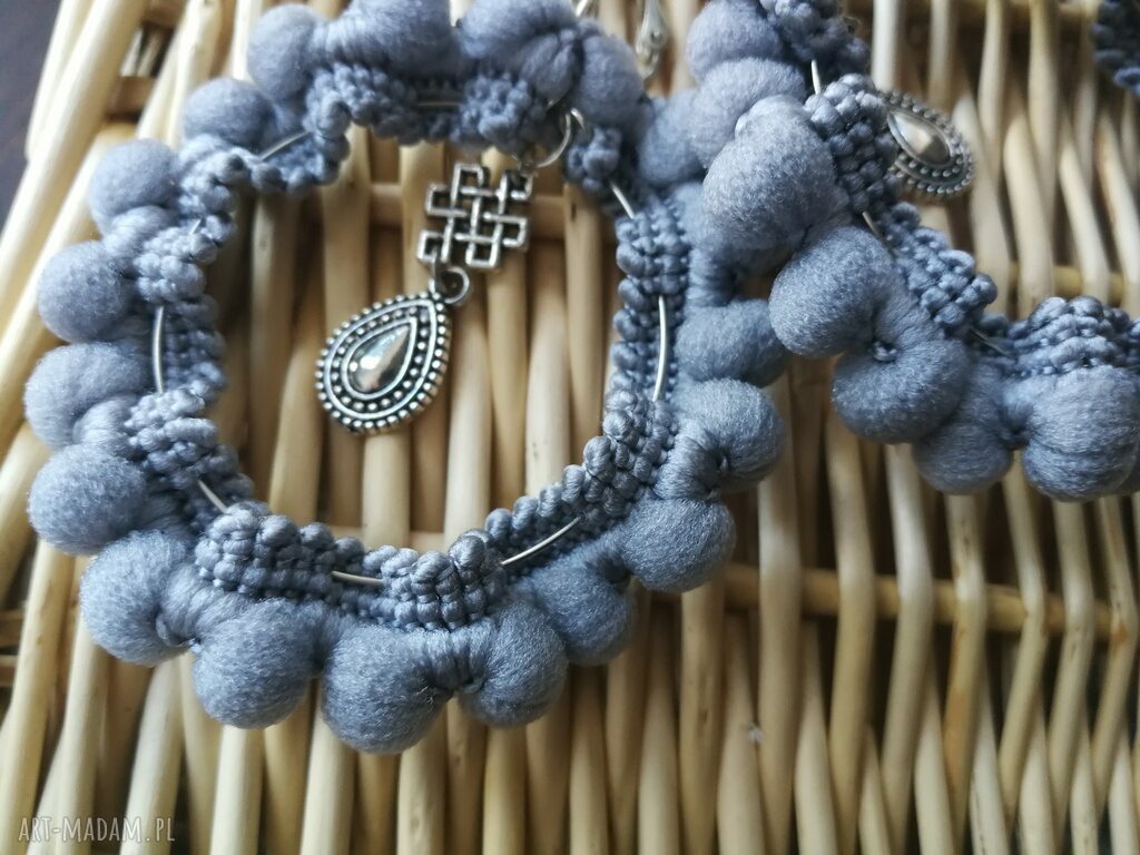 Klipsy koła szare etno boho z pomponami - duże 8 cm