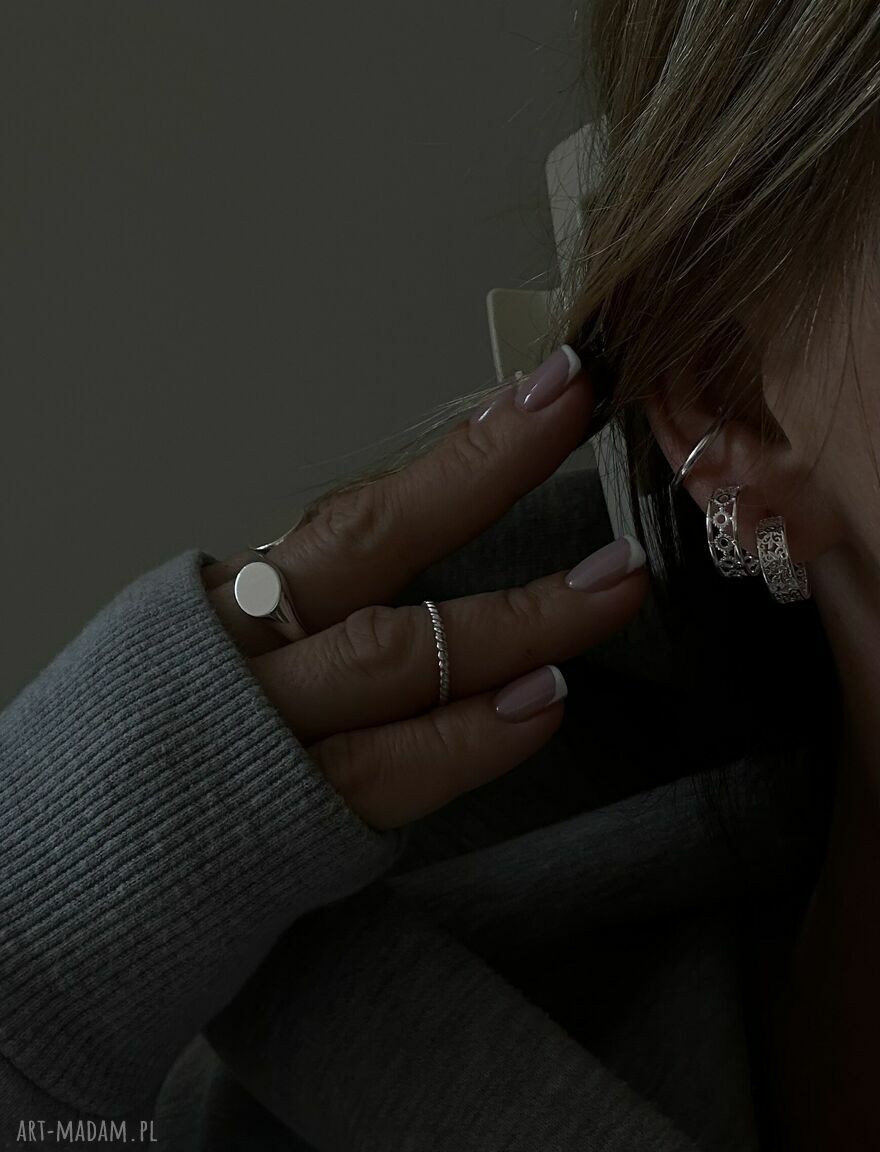 Srebrne małe kolczyki koła z ażurowym wzorem lekkie i delikatne