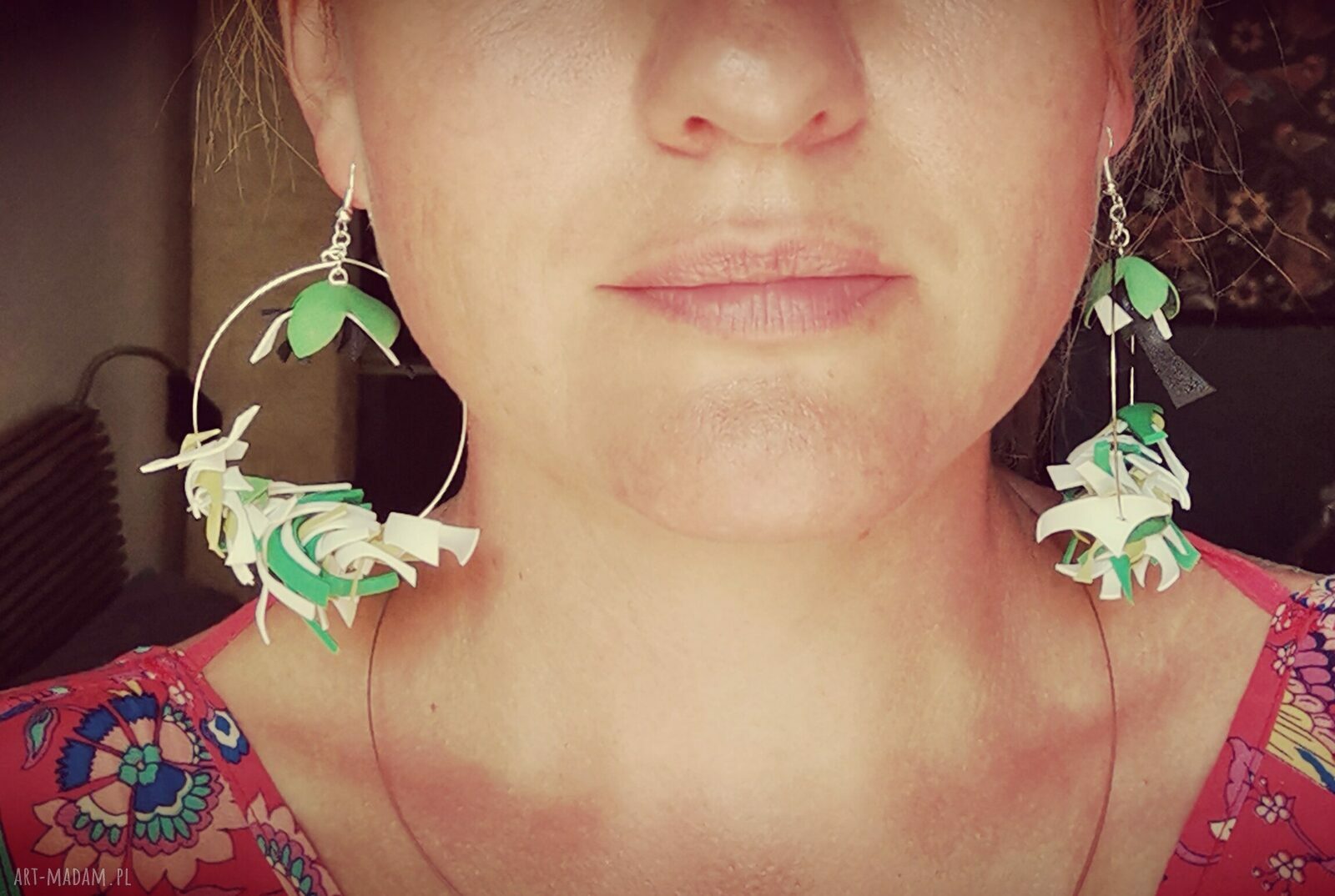 Kolczyki koła zielono-białe w stylu folk boho - lekkie i efektowne