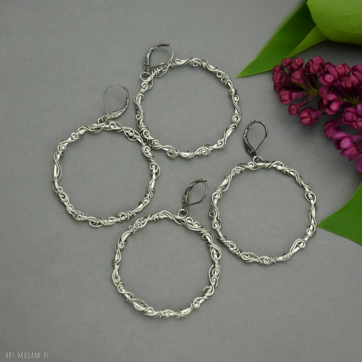 Oryginalne kolczyki koła w technice wire wrapping ze stali chirurgicznej