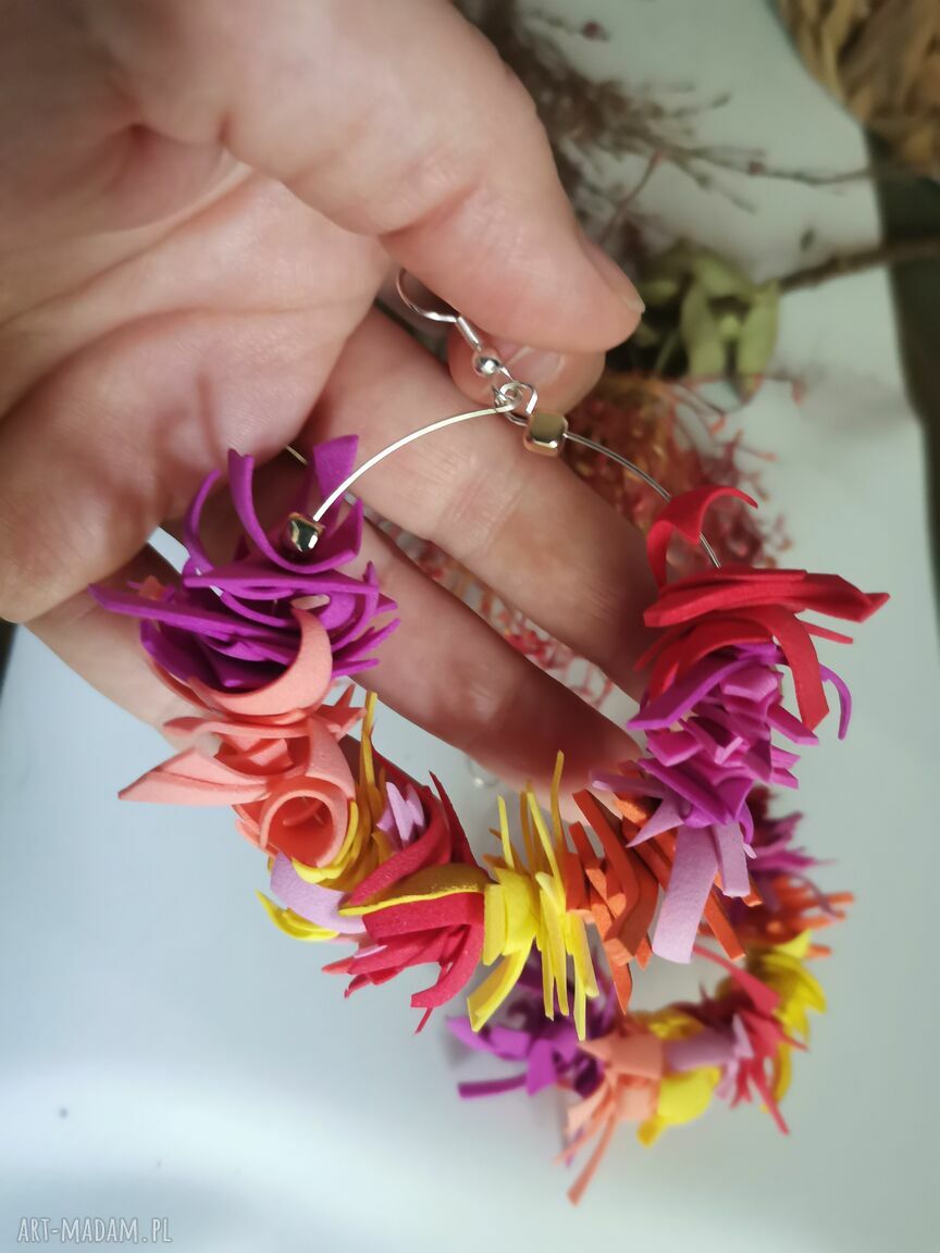 Kolczyki Koła Boho Folk - lekkie frędzle z zielonym mchem i piórami