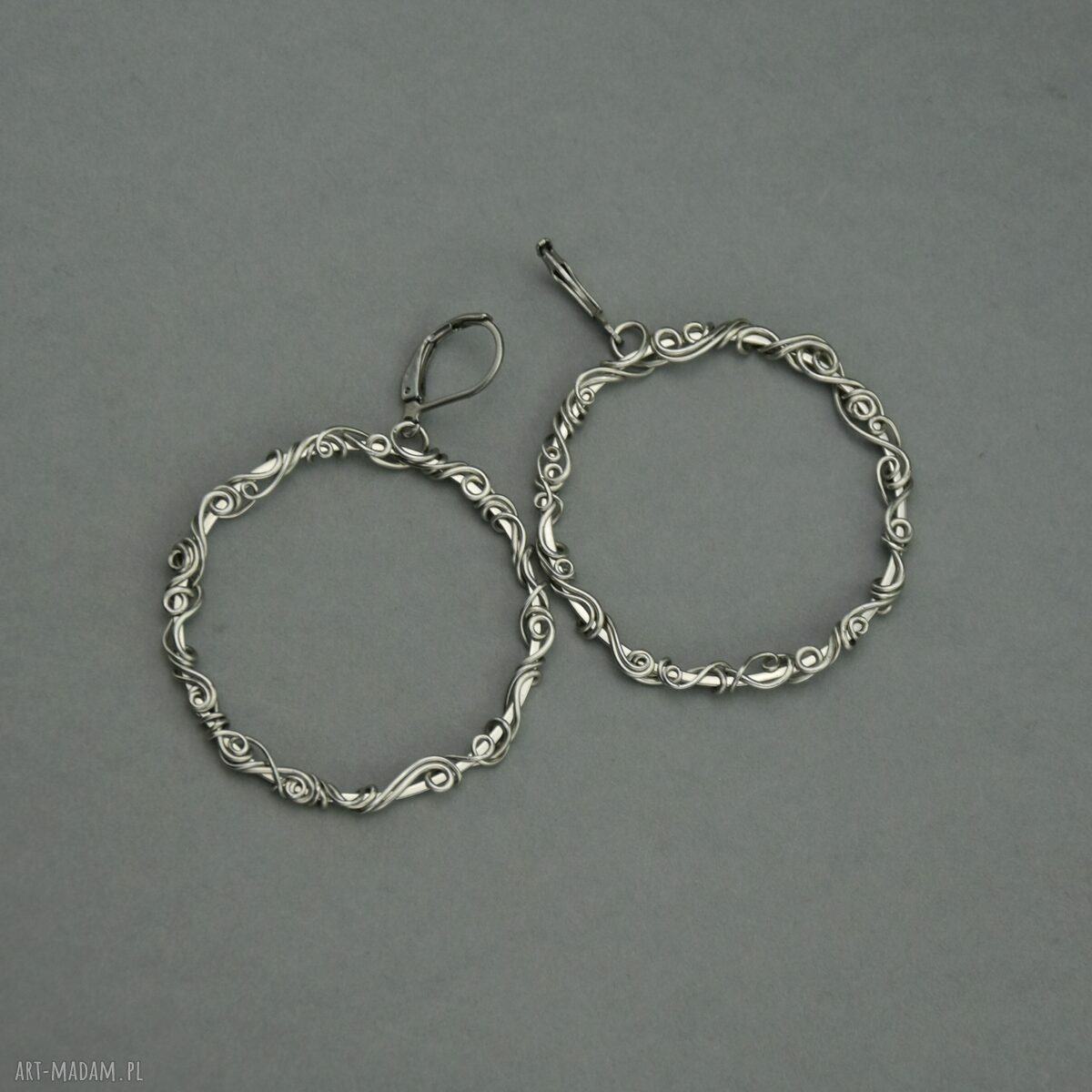 Oryginalne kolczyki koła w technice wire wrapping ze stali chirurgicznej
