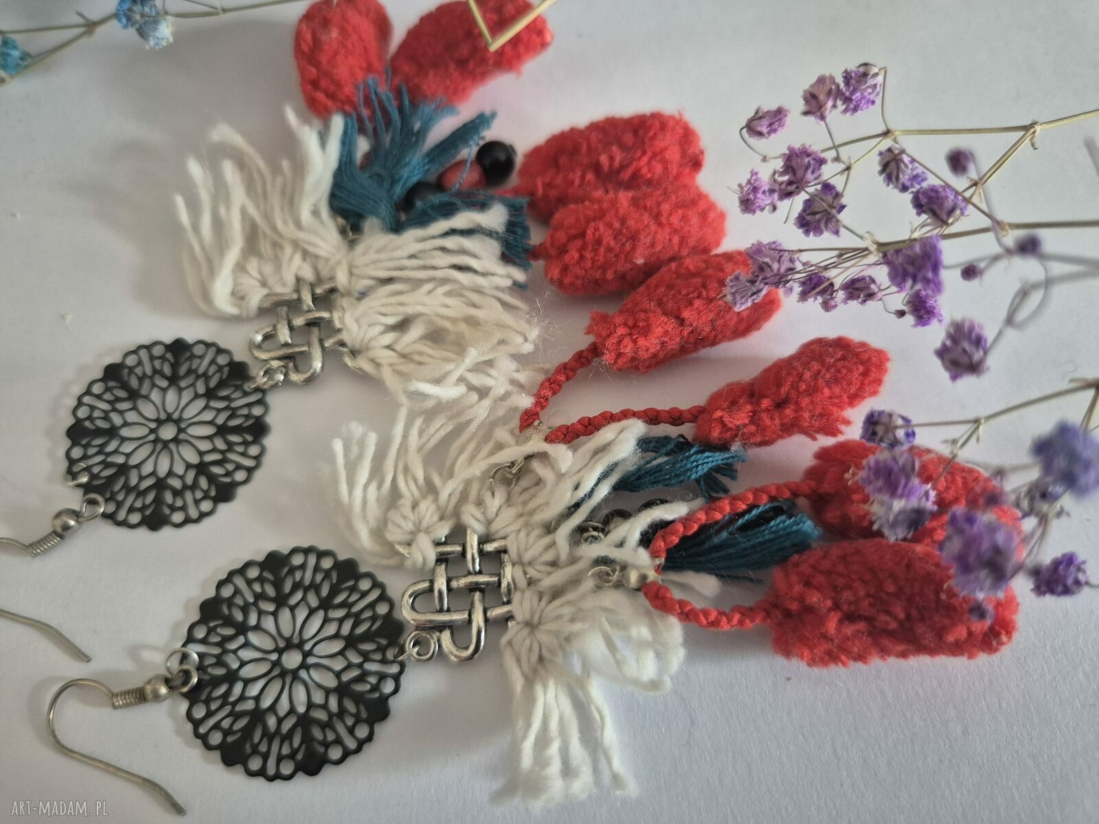 Kolczyki boho z pomponami - lekkie i efektowne