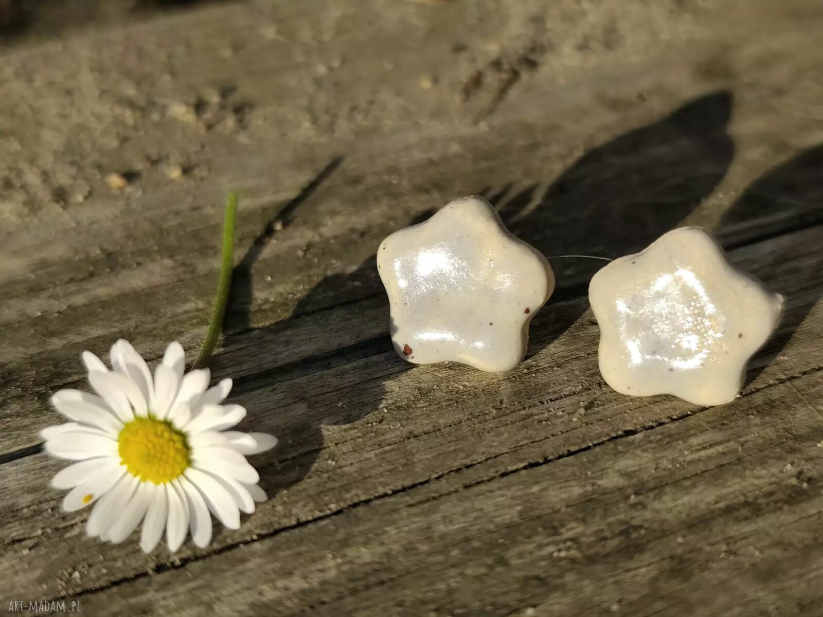 Jasne kolczyki ceramiczne - subtelna biżuteria handmade