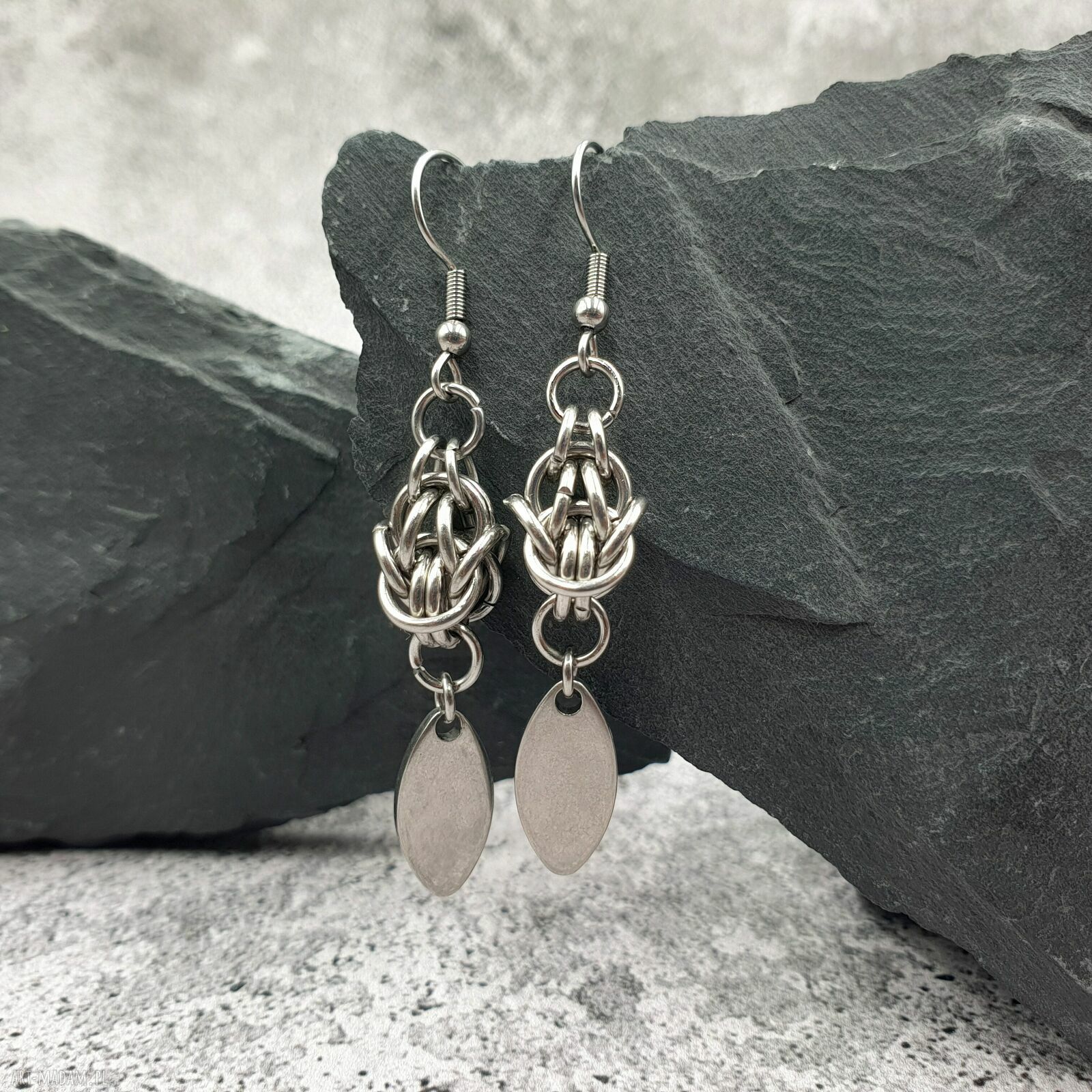 Wiszące kolczyki chainmaille - stalowy listek Omnis Lapis