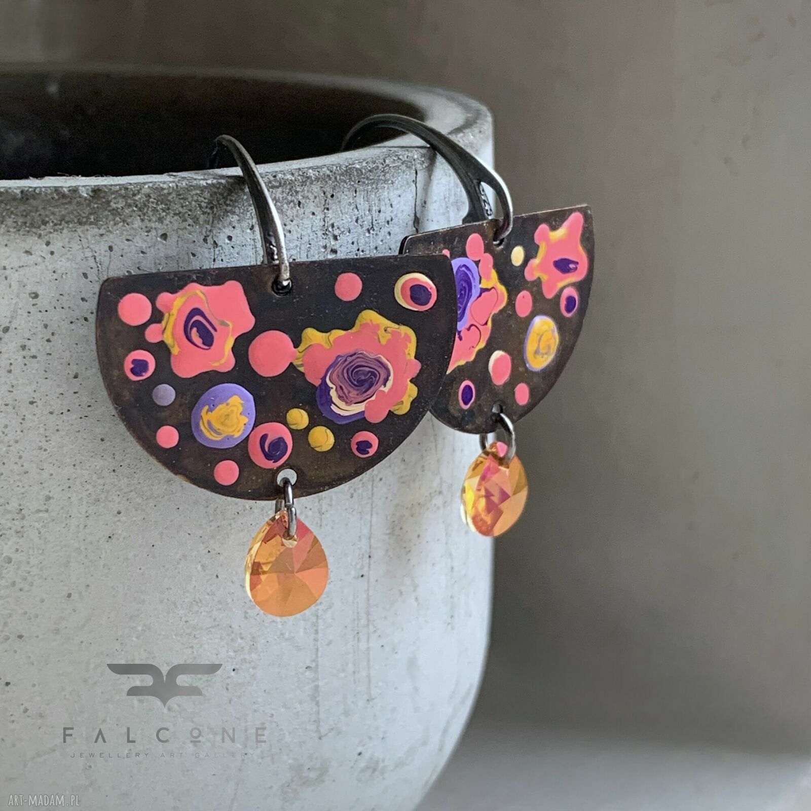 Kolczyki Cosmic Garden z emaliowanymi kwiatami i kryształami Swarovski