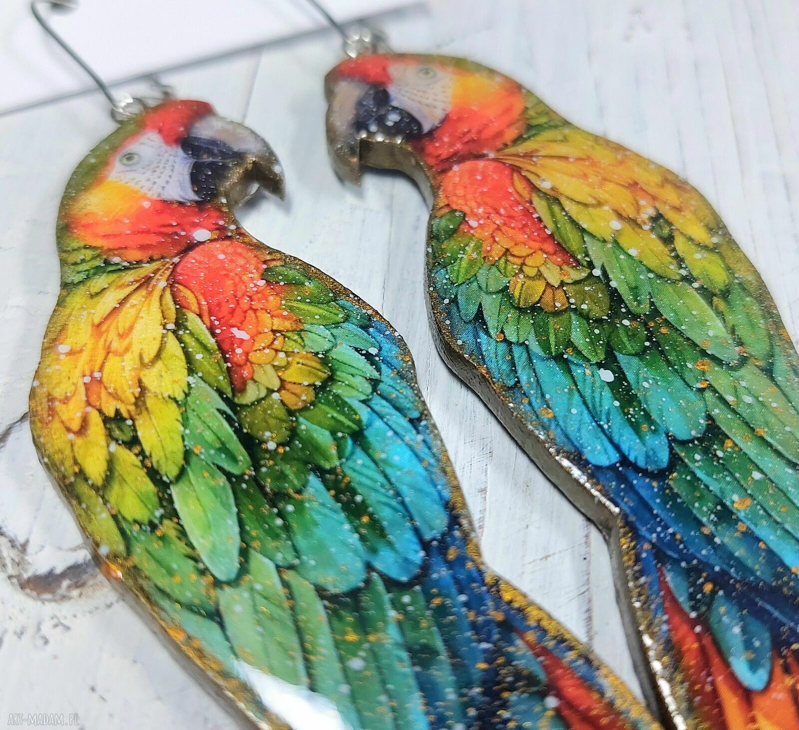Kolczyki decoupage z papugą - podmalowane i zalane żywicą, bigle ze stali chirurgicznej