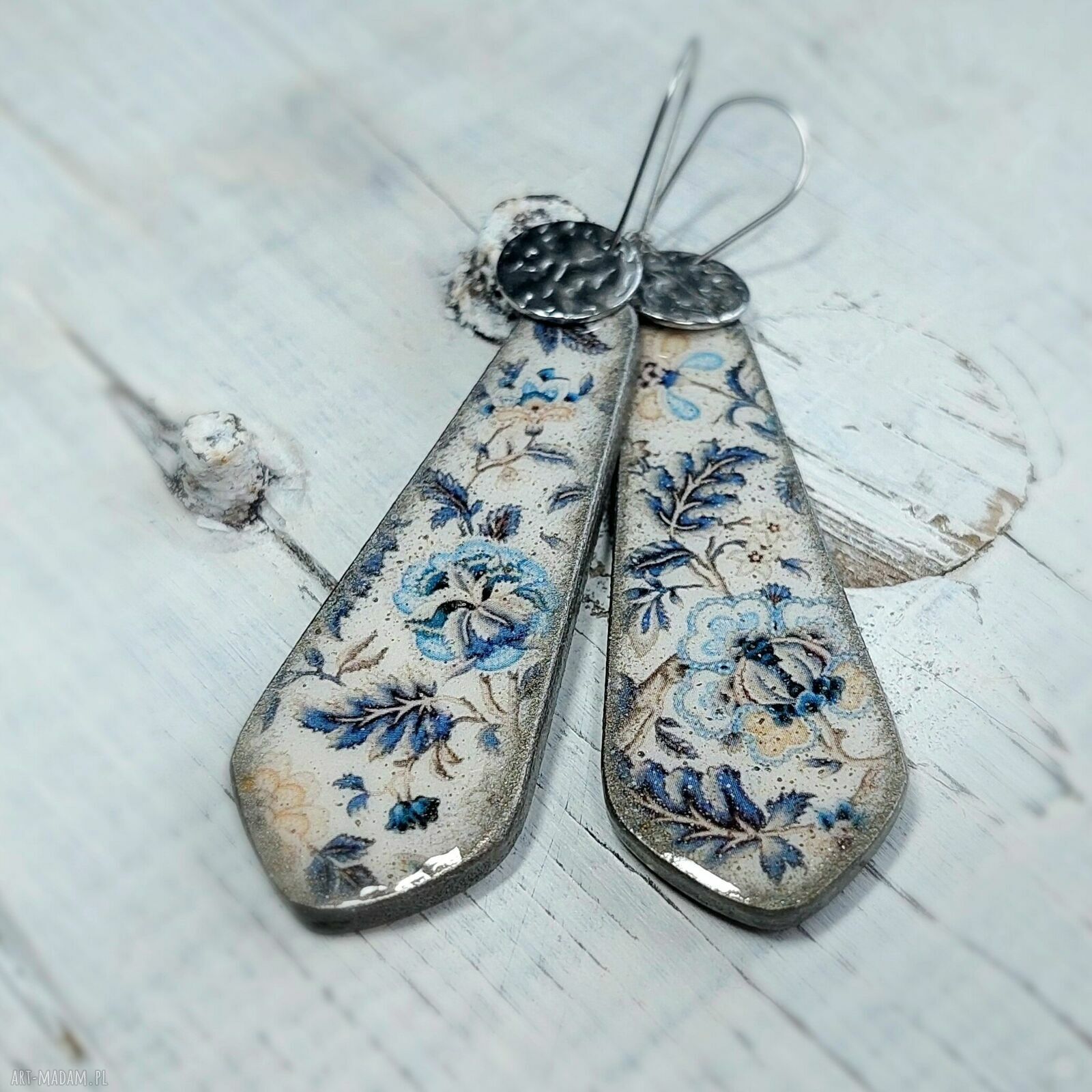 Kolczyki decoupage z kwiatami w żywicy - lekkie i na stali chirurgicznej