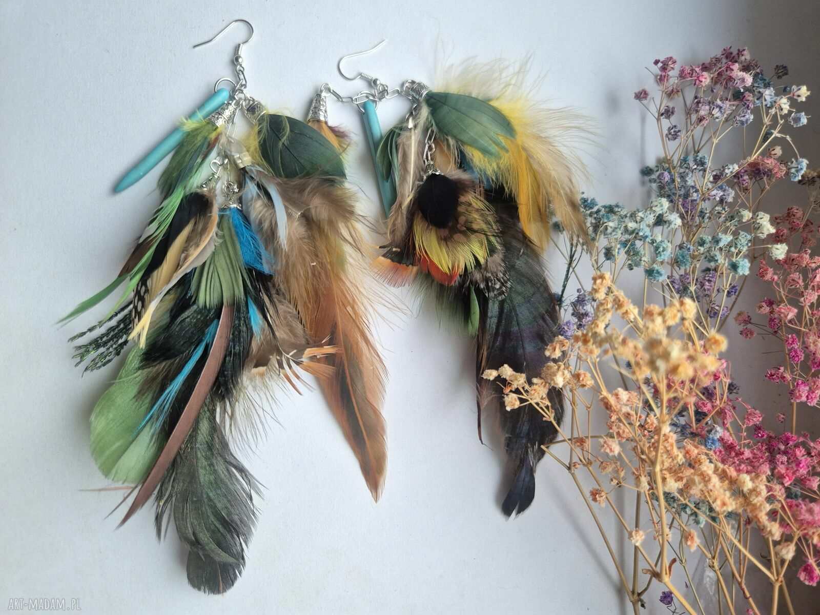 Kolczyki długie, lekkie i kolorowe pióra - rękodzieło boho