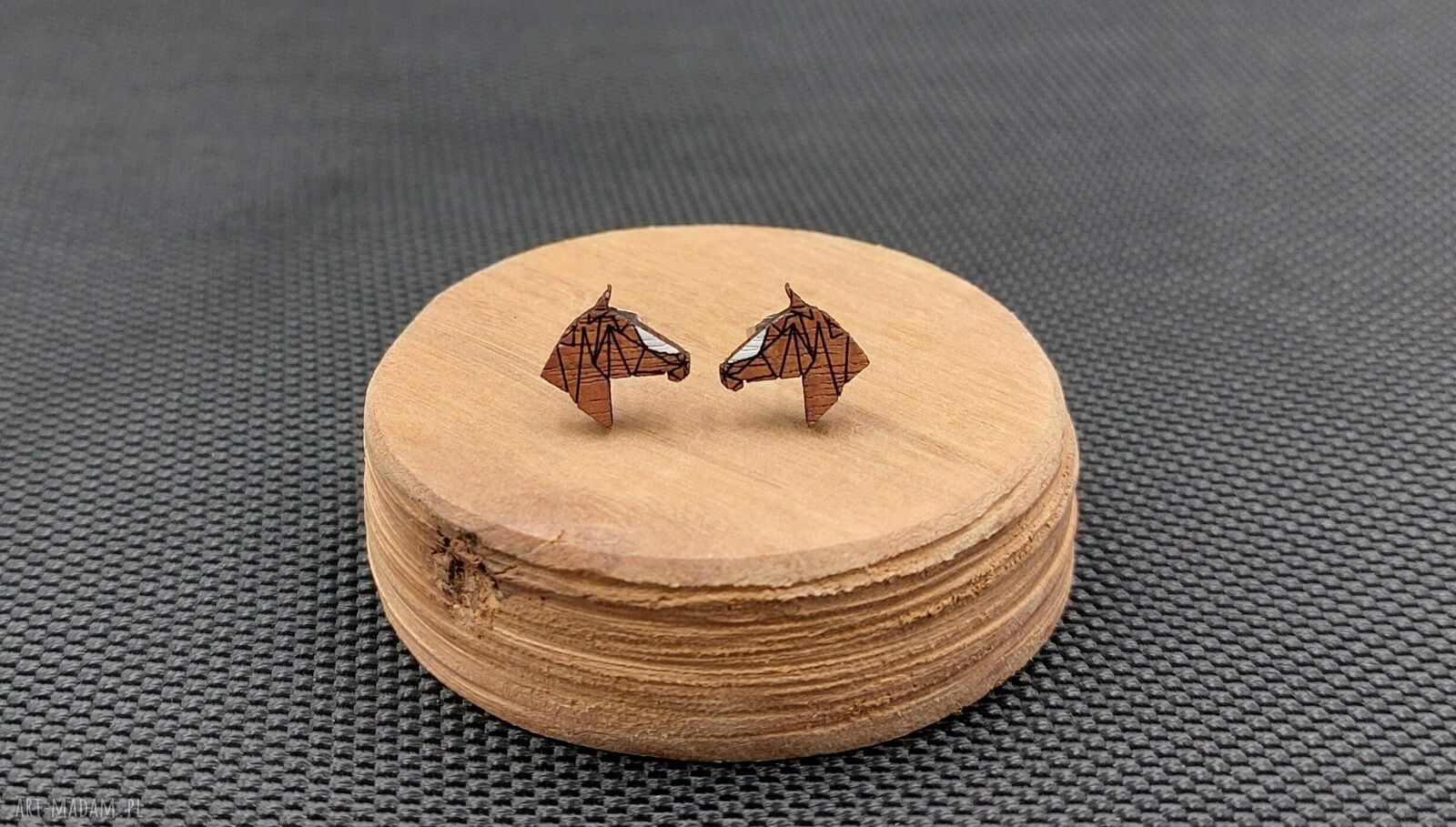 Kolczyki drewniane Konie brązowe z białą strzałką - handmade