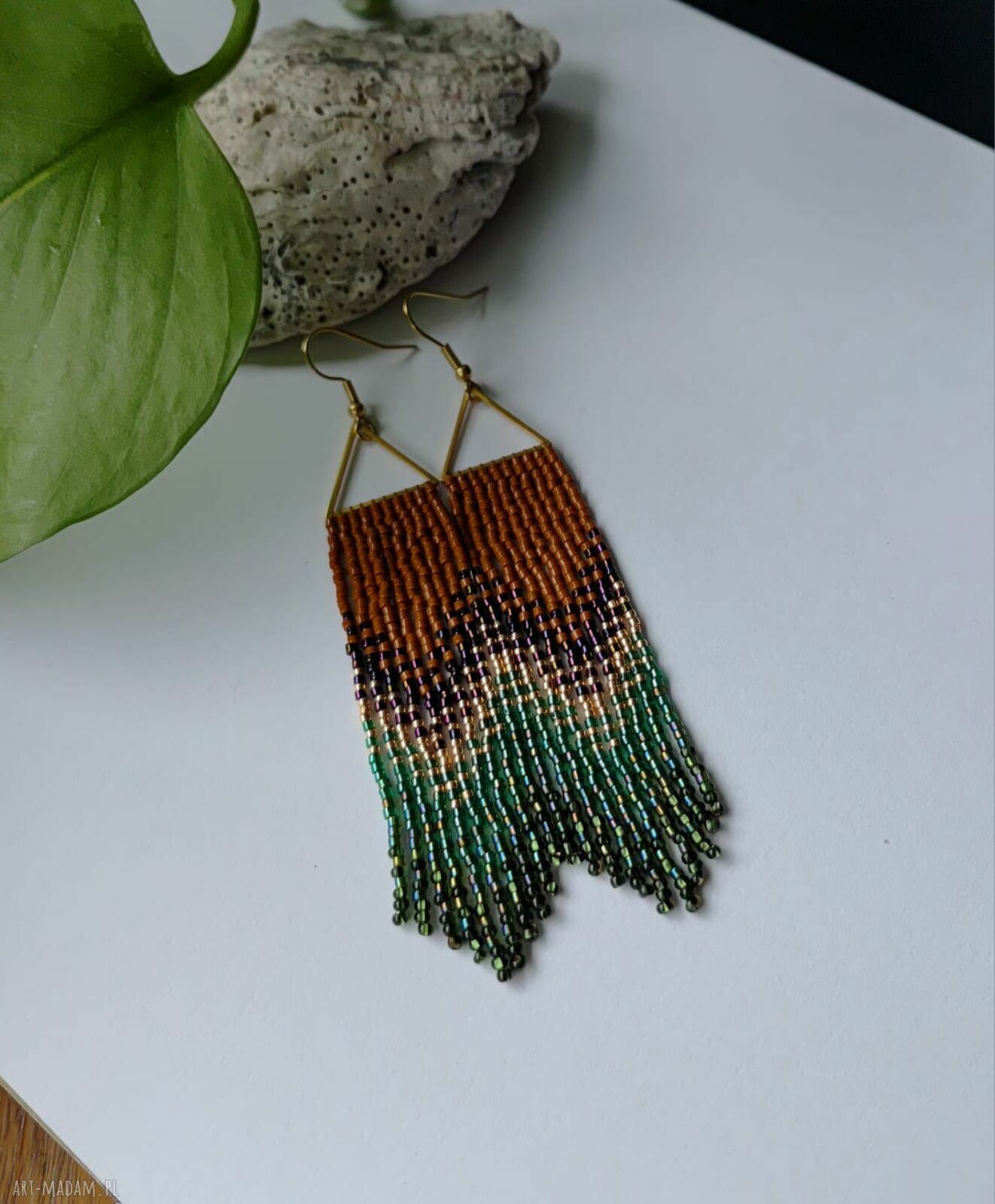 Kolczyki frędzle brązowe boho - trójkąt zielone i złote