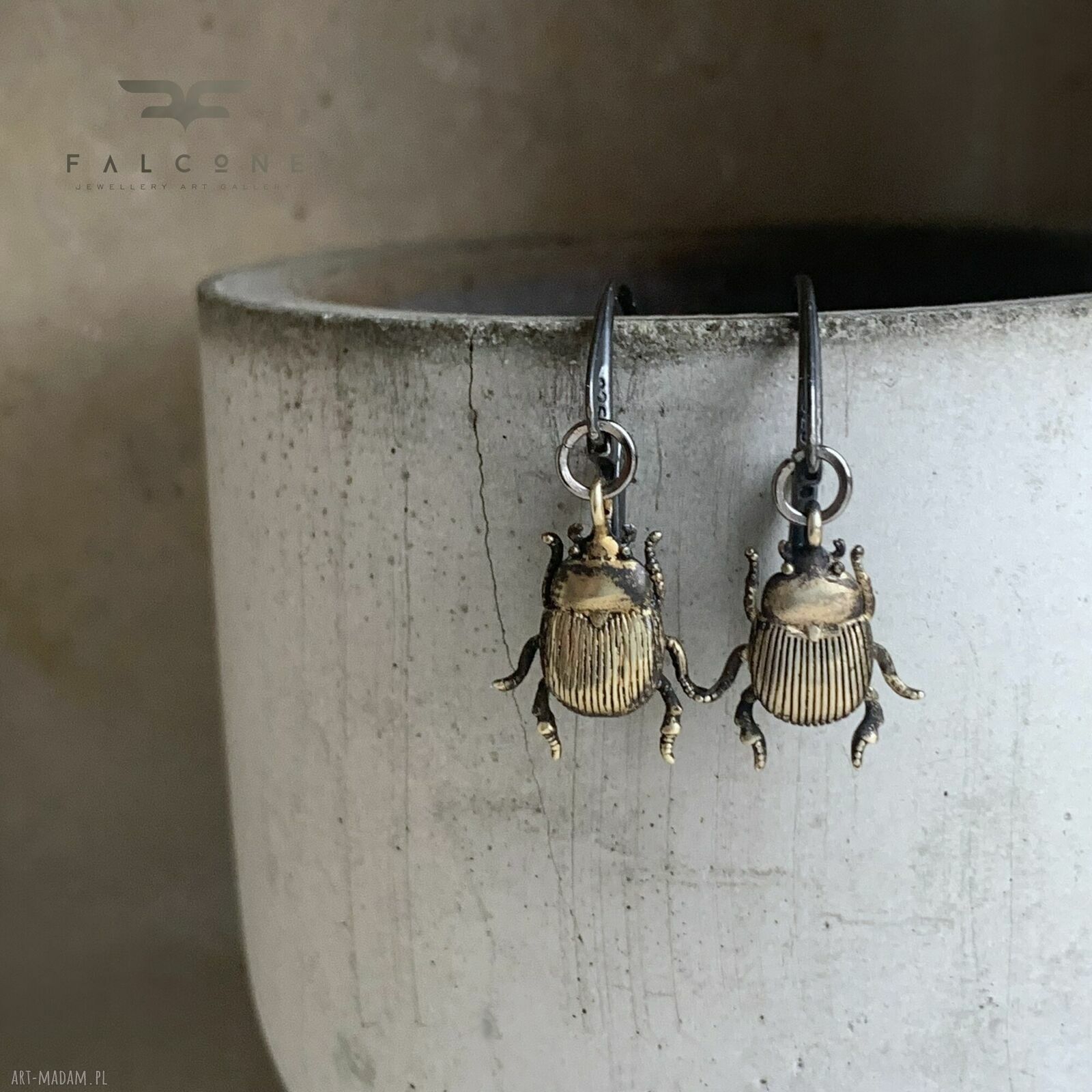 Kolczyki Golden Scarab - skarabeusz z patynowanego mosiądzu i srebrne bigle 925