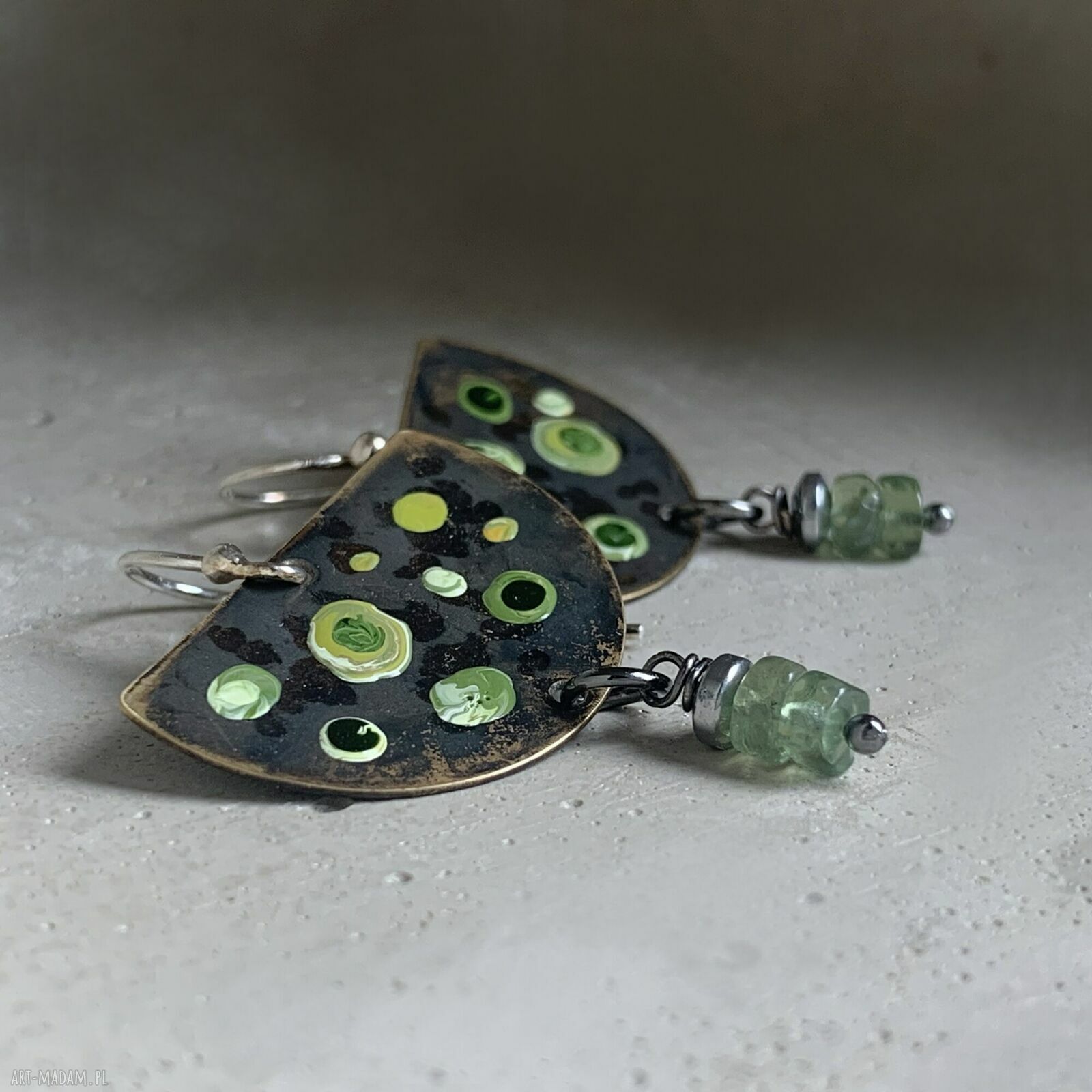 Kolczyki Green Dots & Apatite - zielone geometryczne kropki z apatytu, mosiądzu i srebra 925