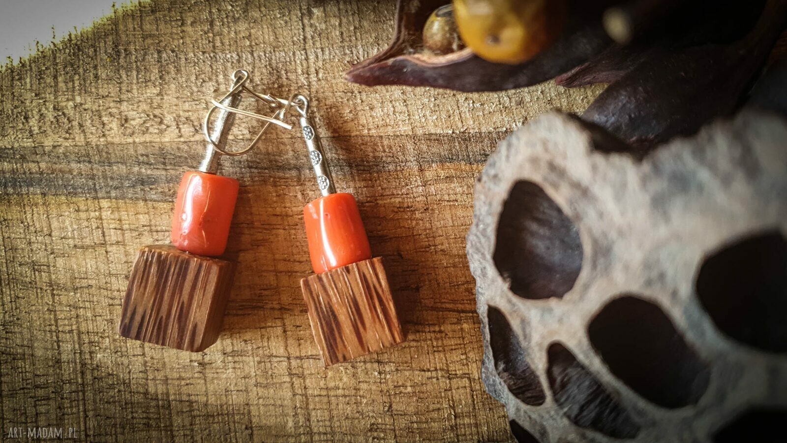 Kolczyki hand-made: koral bambusowy, palma kokosowa i srebrne bigle