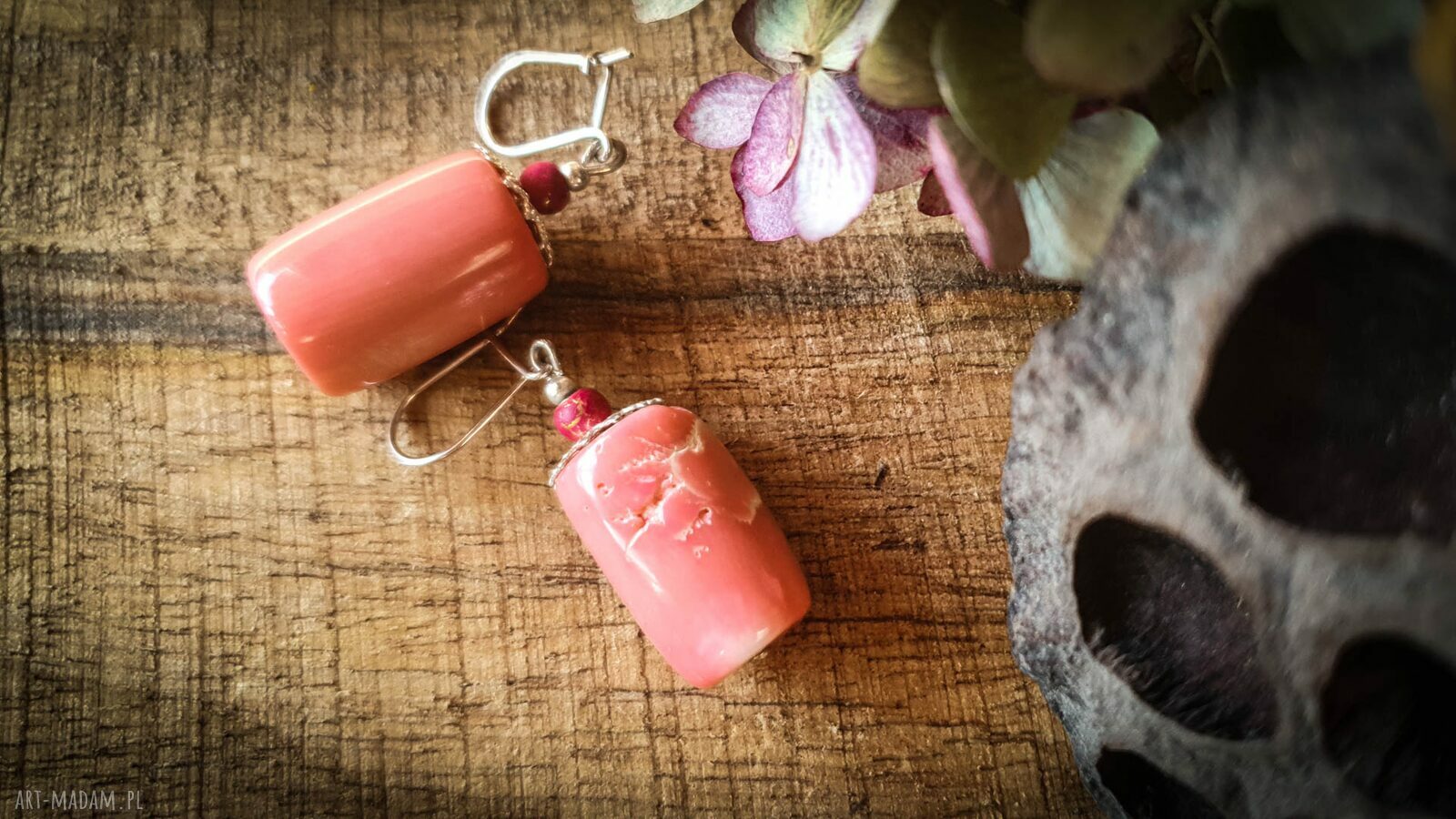 Kolczyki handmade z korala różowego na srebrnych biglach