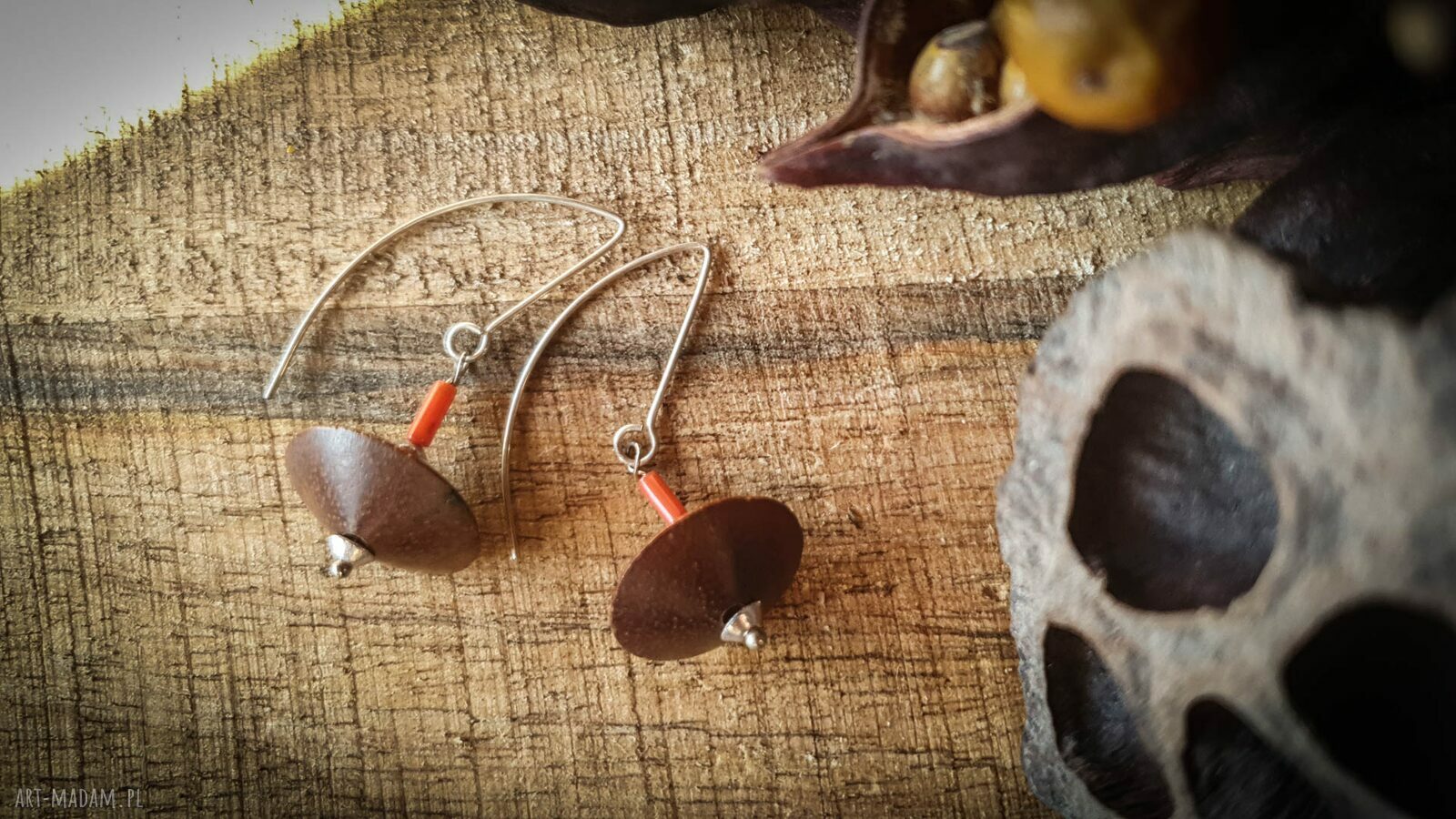 Kolczyki handmade Palma-dysk i koral czerwony - srebrne bigle