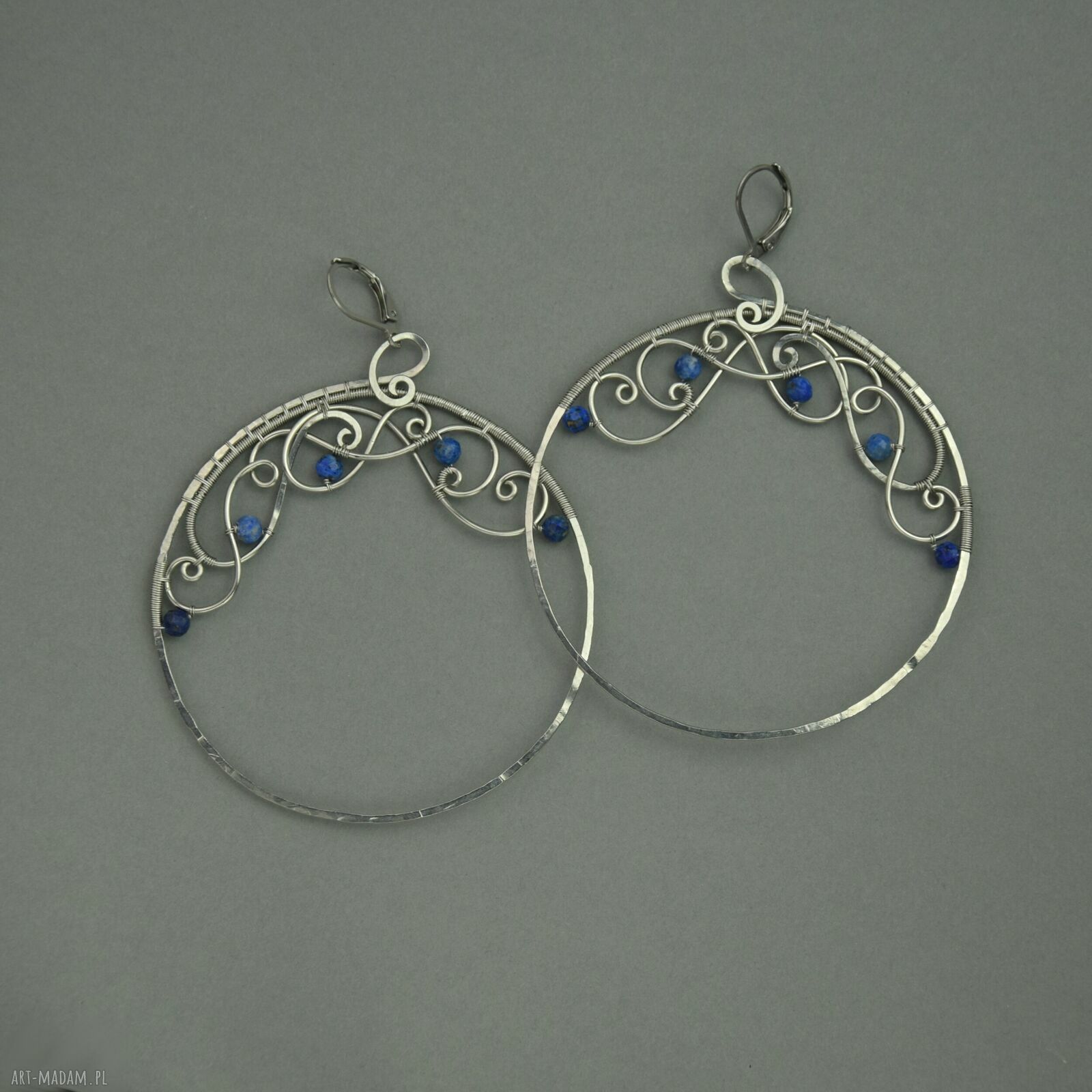 Kolczyki koła z lapis lazuli wykonane techniką wire wrapping
