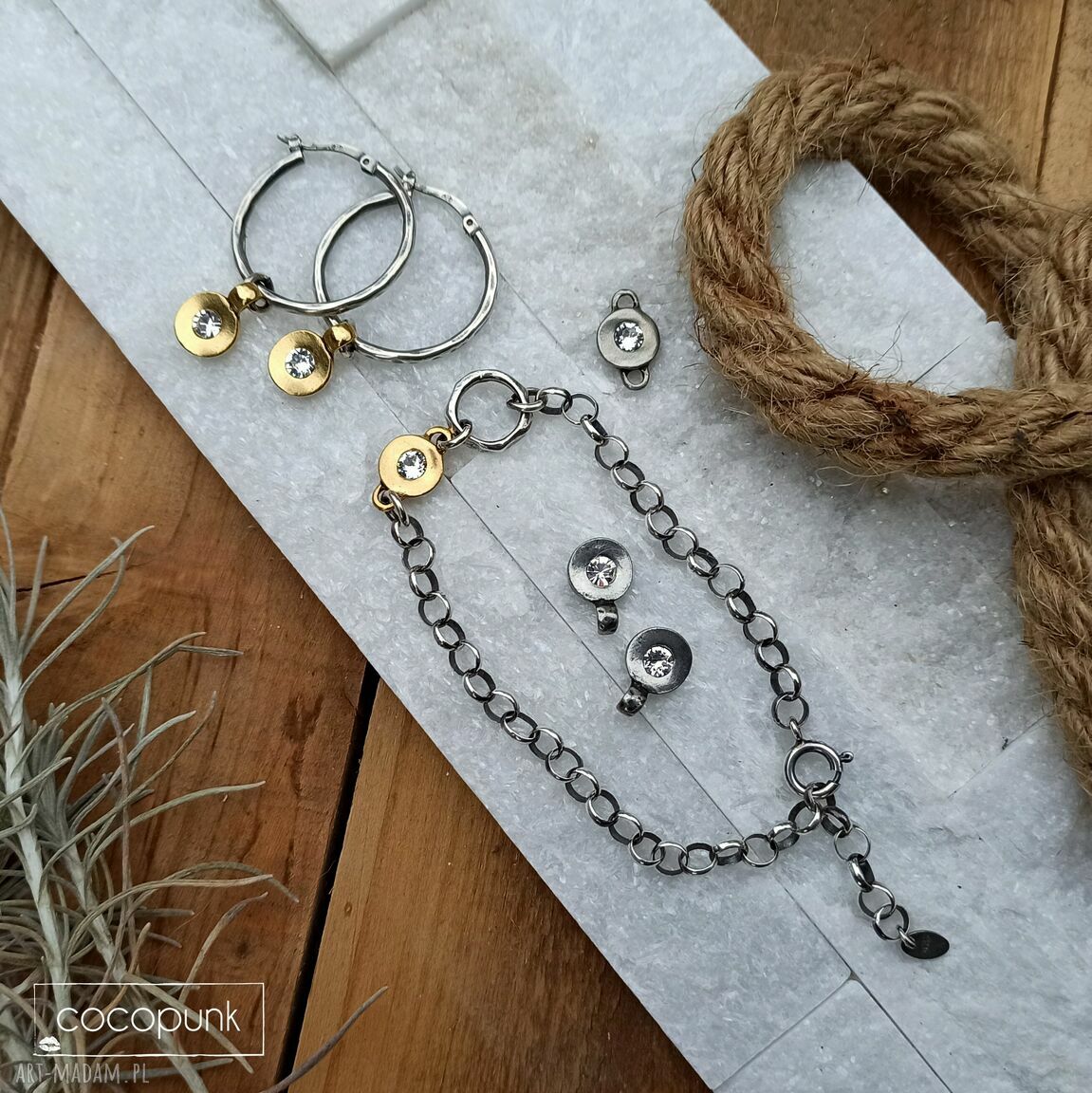 kolczyki: Kolczyki koła z zawieszkami srebro, złoto, kryształ Swarovskiego. Autorskie