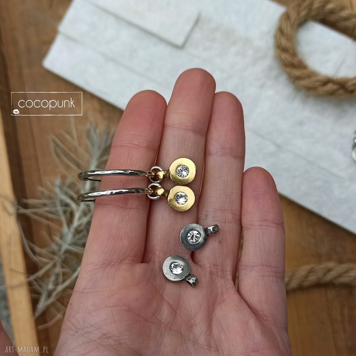 kolczyki: Kolczyki koła z zawieszkami srebro, złoto, kryształ Swarovskiego. Autorskie