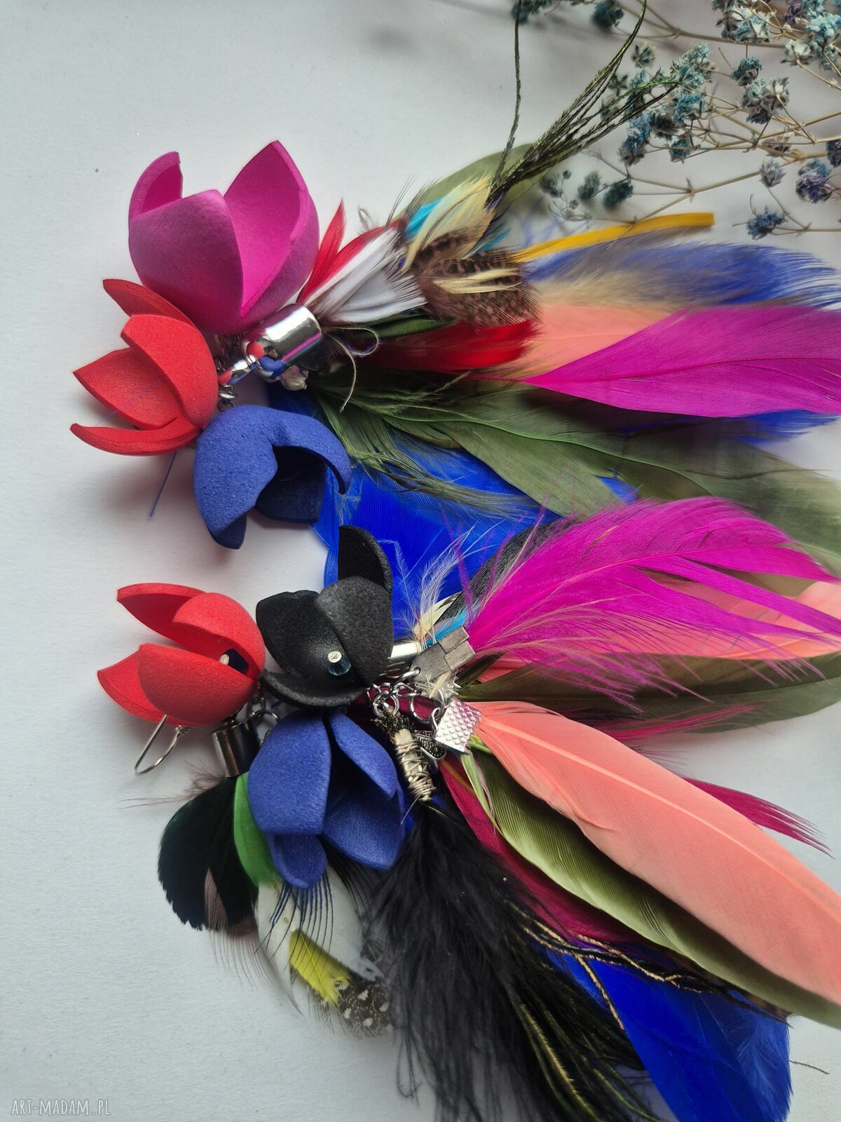 Kolczyki z kolorowymi piórami - energetyczne boho i lekkie w noszeniu