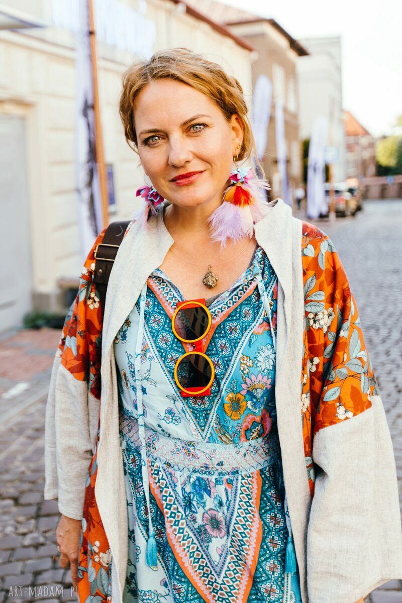 Kolczyki boho z kolorowymi piórami i kwiatami - lekkie szaleństwo