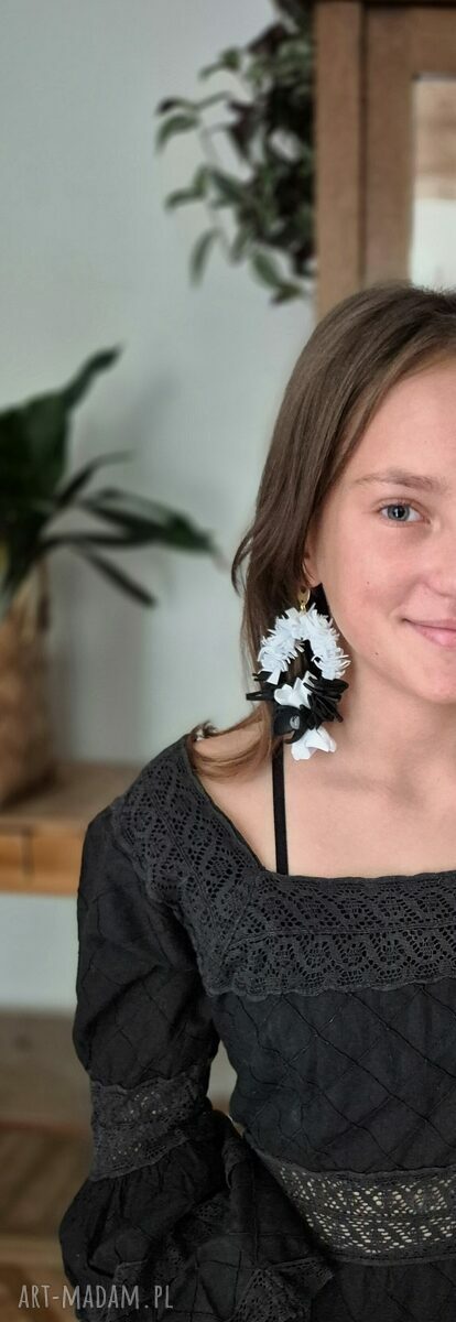 Kolczyki leciutkie biało-czarne kwiaty na bazie koła