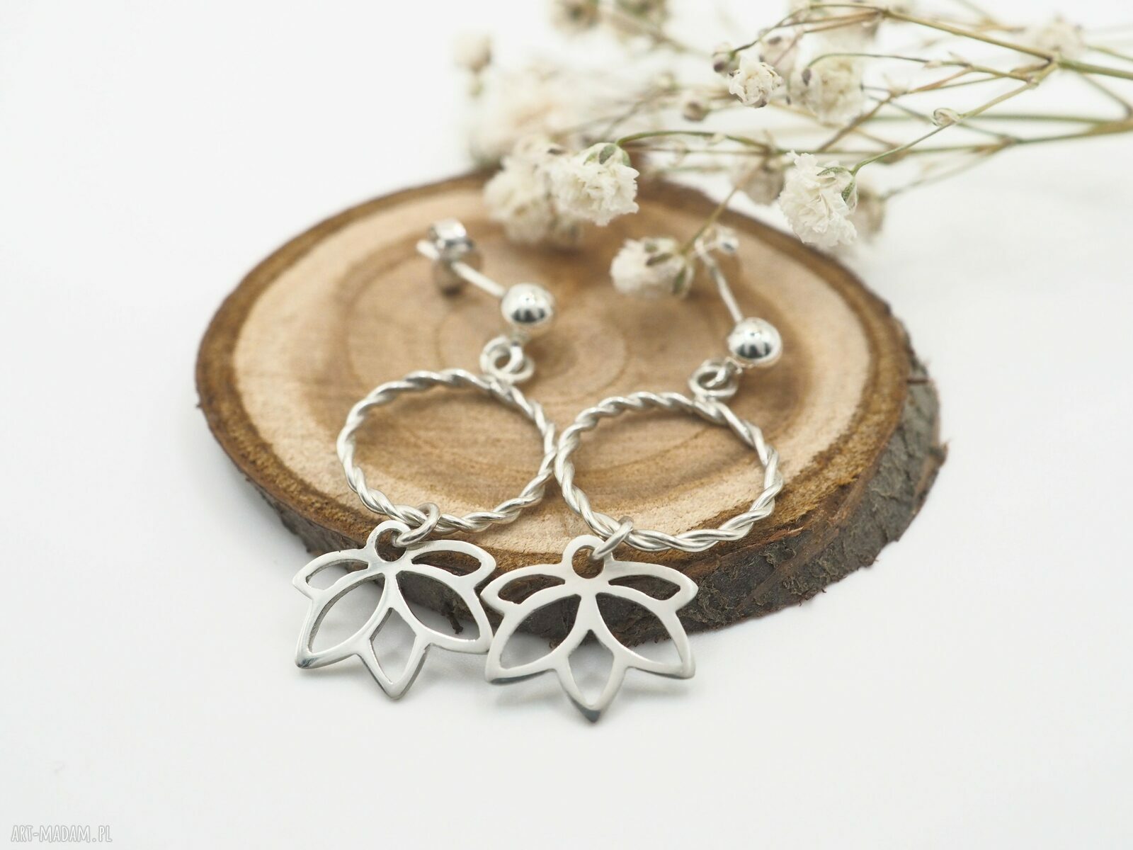 Srebrne kolczyki lotosy midi z symbolem OM - Jachyra Jewellery