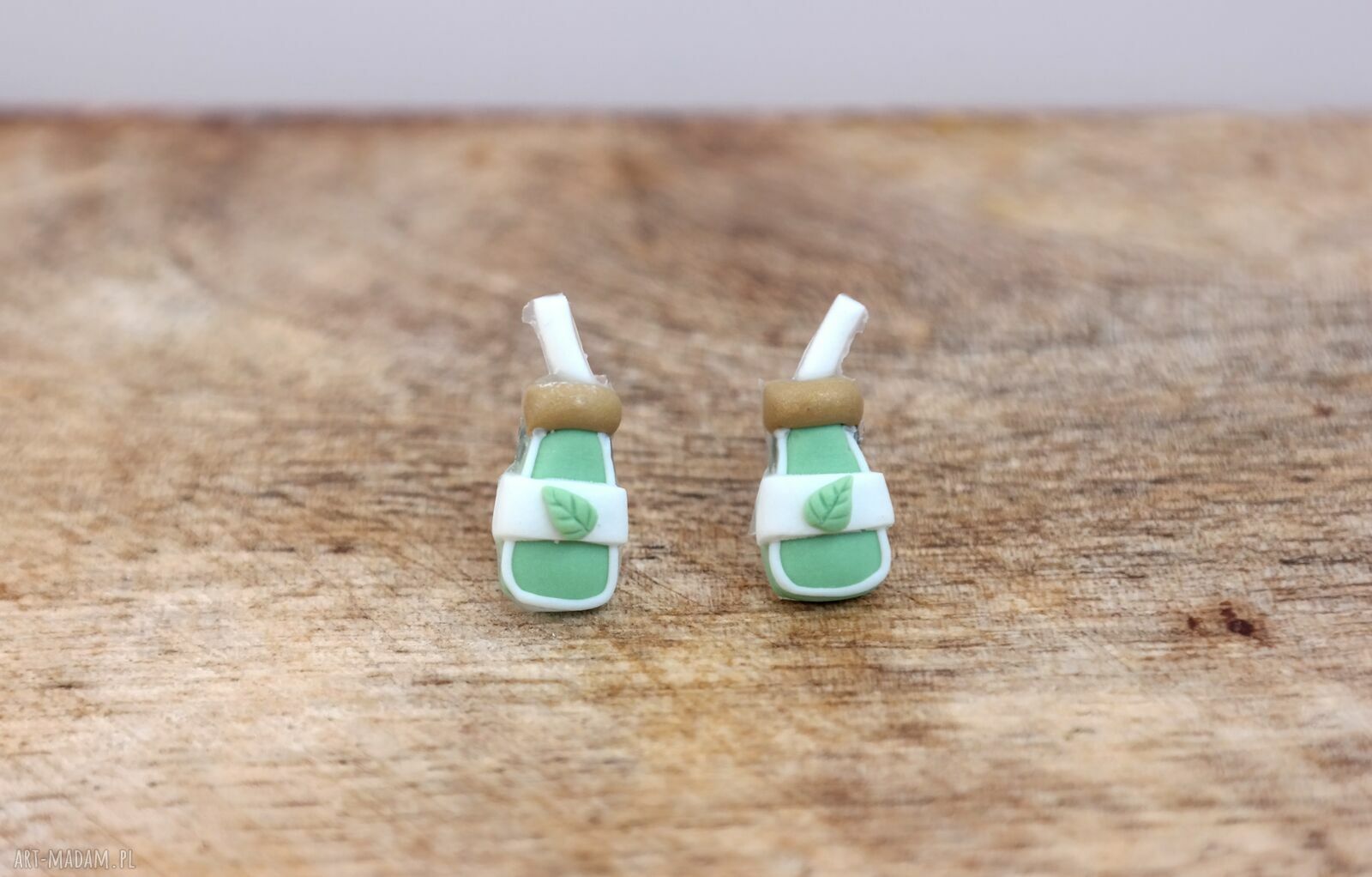 Kolczyki matcha bottle mini - zielone buteleczki ze słomką i listkiem, stal chirurgiczna 15x8 mm