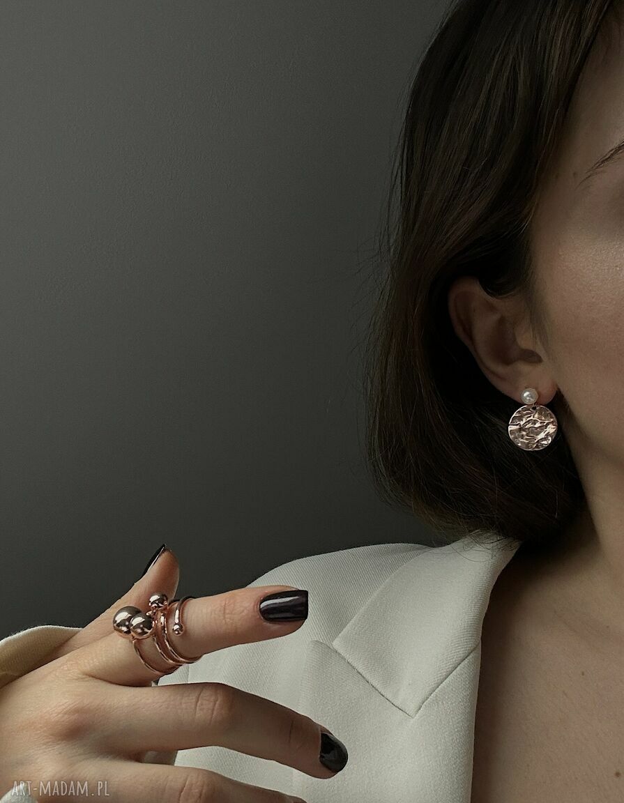 kolczyki: Kolczyki perły z dużymi nieregularnymi kołami z różowego złota Ręcznie