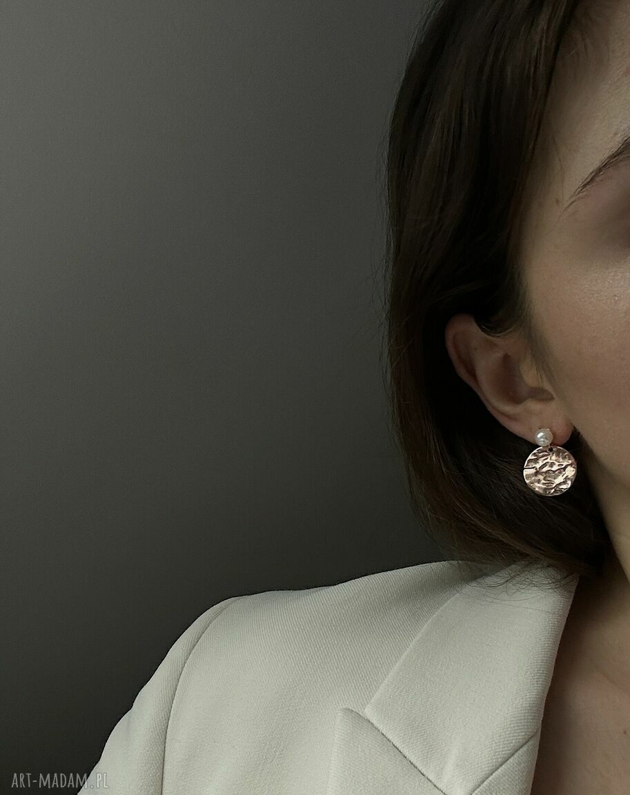 kolczyki: Kolczyki perły z dużymi nieregularnymi kołami z różowego złota Ręcznie