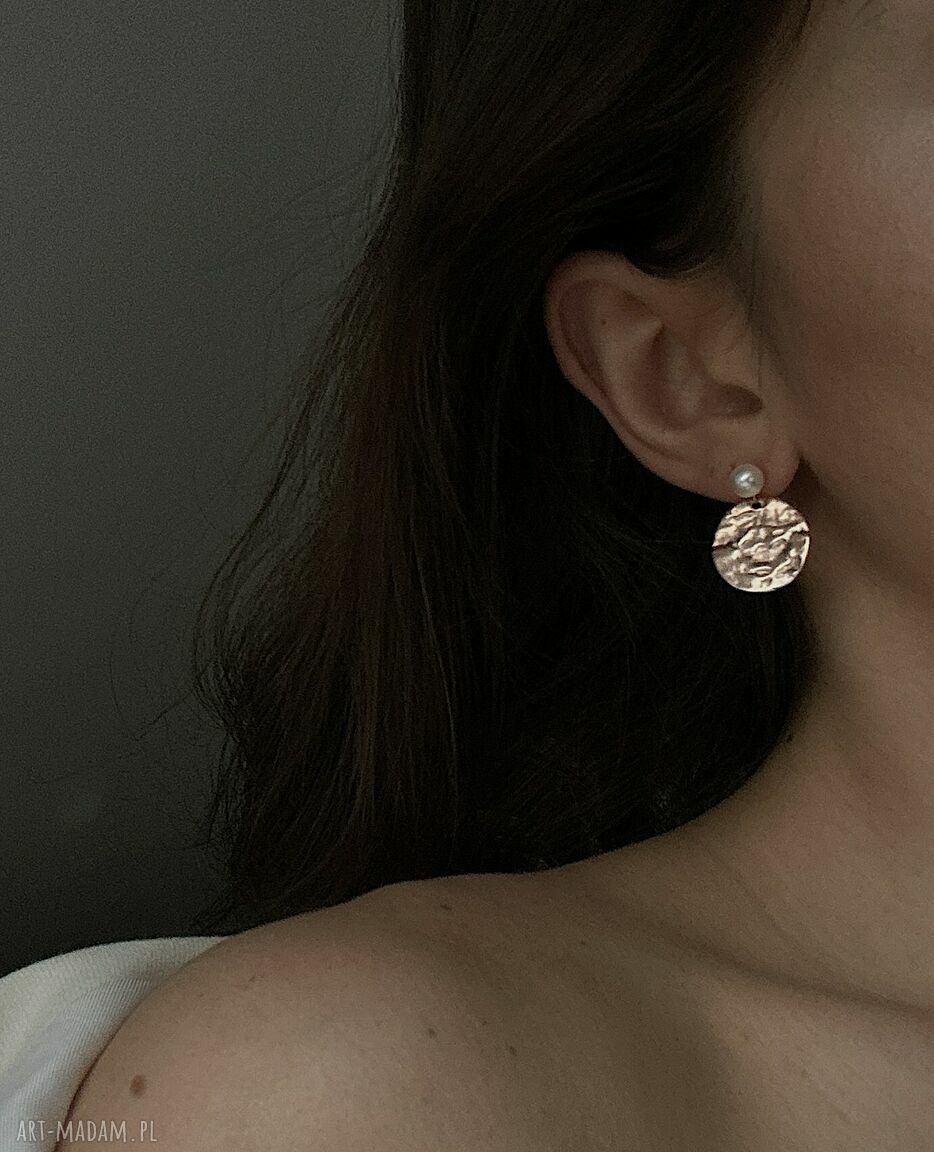 kolczyki: Kolczyki perły z dużymi nieregularnymi kołami z różowego złota Ręcznie