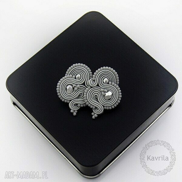 Kolczyki soutache midi light grey stylowe wykonane techniką